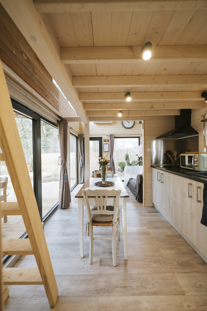 Nymphea & Spa : une cabane sur pilotis pour une évasion romantique à Malicornay — chambre