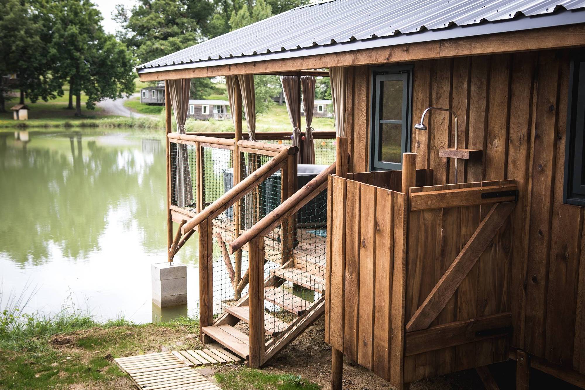 Cabane Chic Lacustre & Spa — Cabane sur pilotis avec spa à Gers à Riguepeu — vue intérieure