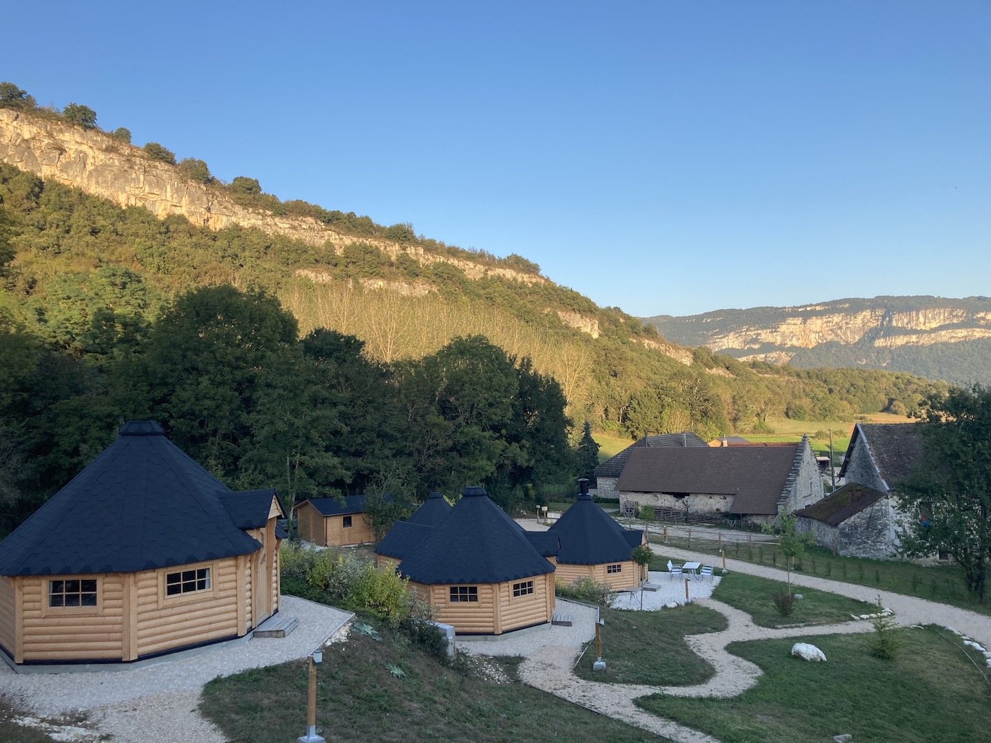 Kota Lavours : une expérience unique en pleine nature à Izieu — chambre