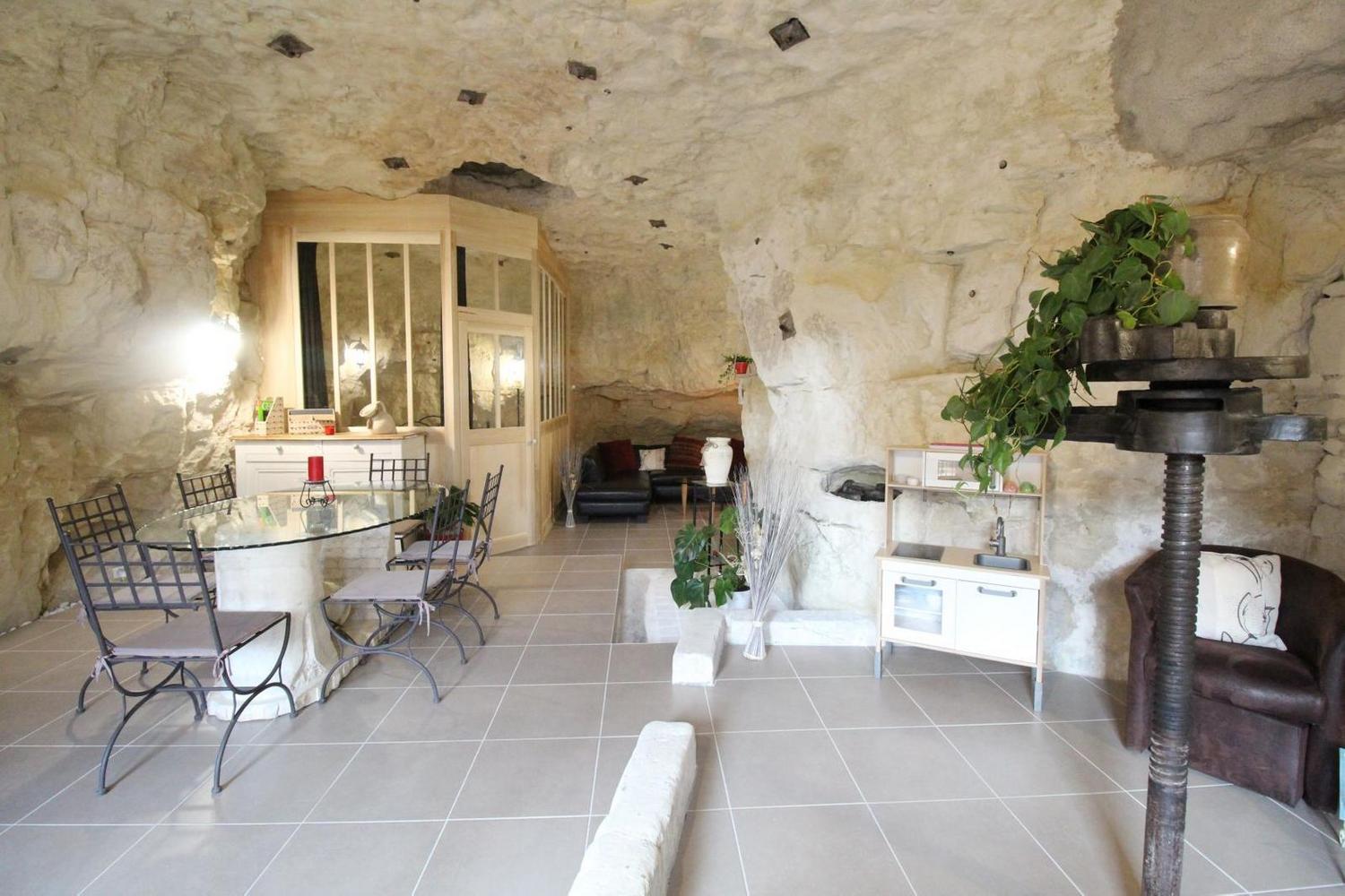 La Grotte Rouge : une maison troglodyte au cœur de la nature