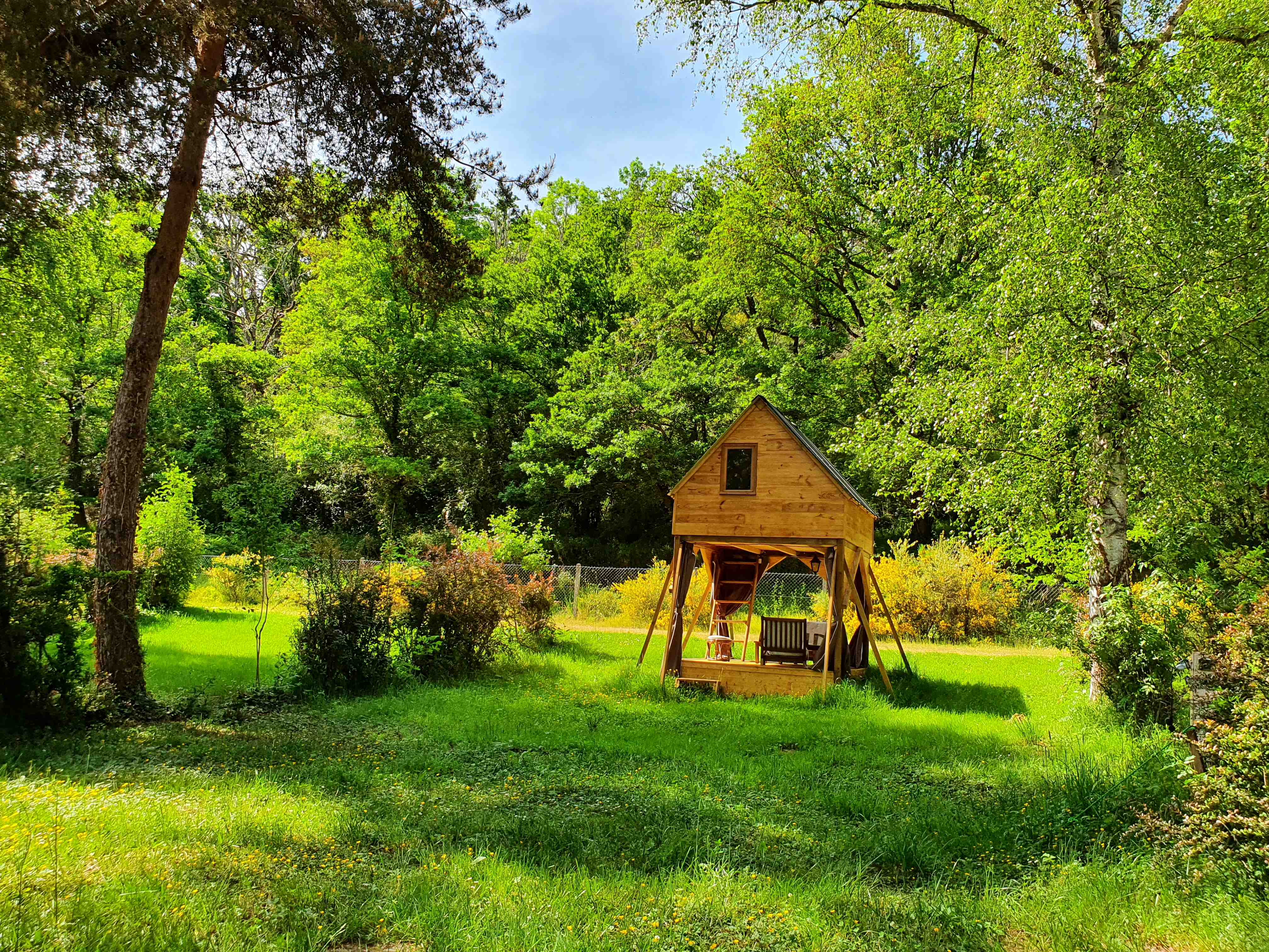 La cabane perchée : une expérience unique en Auvergne — Cabane à Huriel