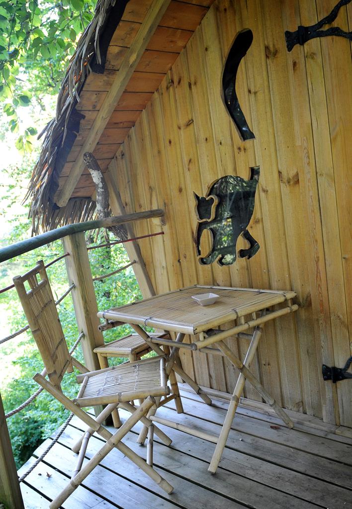 Cabane des Lémuriens : une échappée verte dans les arbres à Magné — chambre