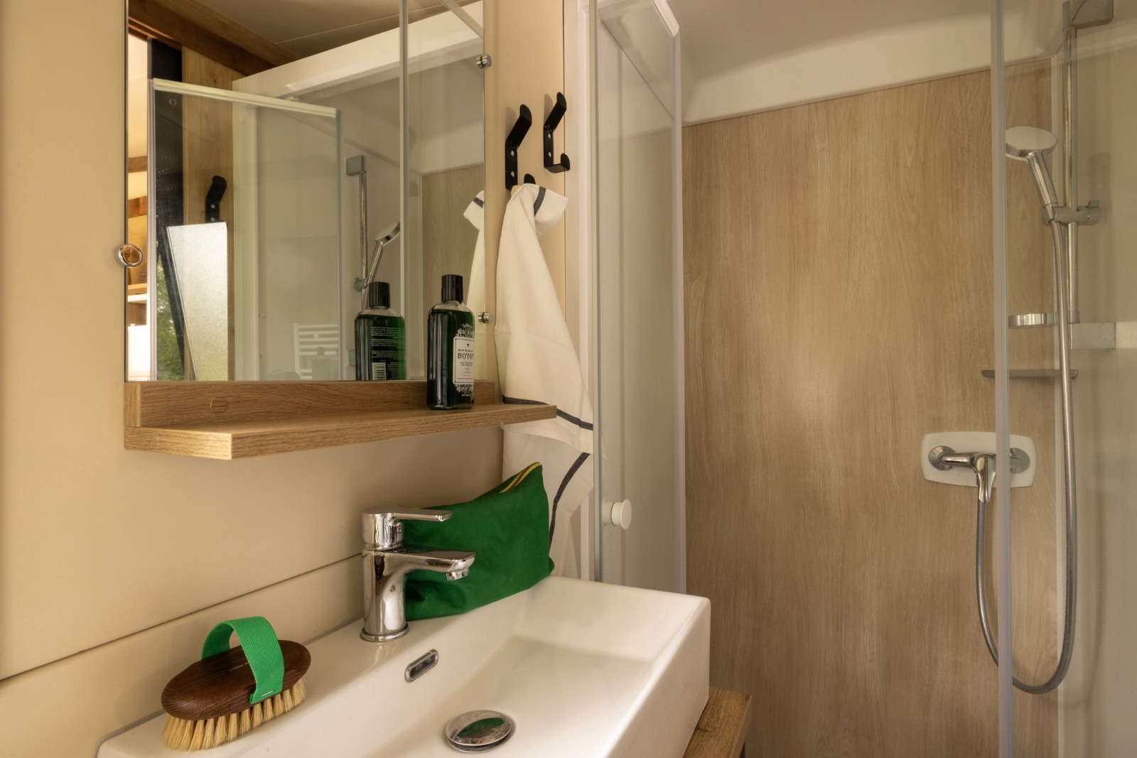Tiny House — Évasion nature avec spa à Saintes Grandes Rives en Charente-Maritime à Chaniers — salle de bain