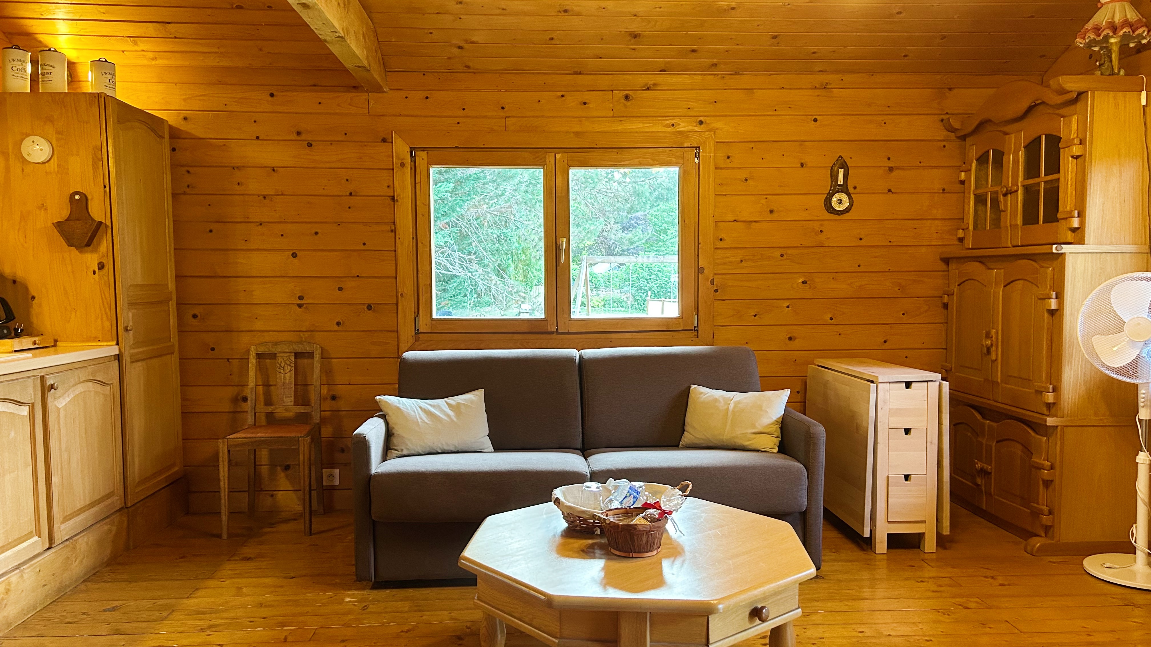 Chalet Edelweiss — Chalet avec véranda panoramique à Dordogne à Alles-sur-Dordogne — détail architectural