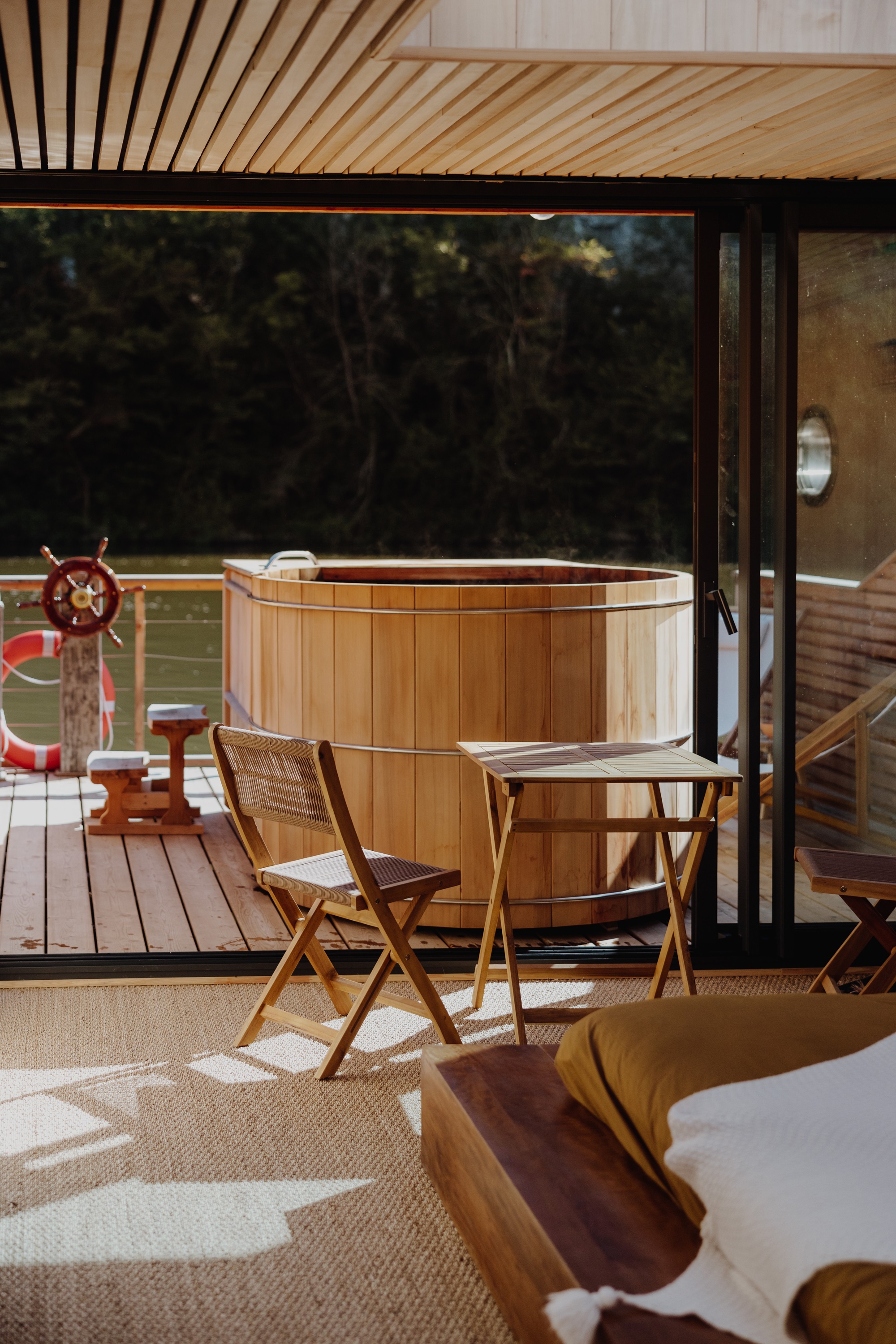 Bateau Cabane SPA : une échappée insolite sur l'eau à Bouzies — espace de vie