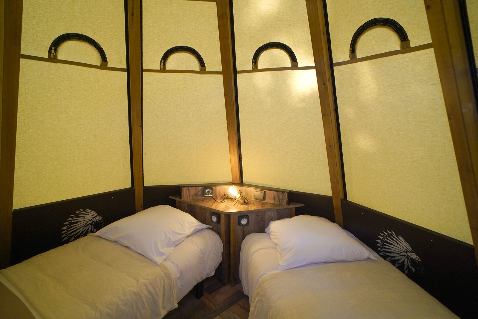 Le Tipi de L'Orée des 4 chemins — Nuit avec spa à Yonne à Villeneuve-Saint-Salves — détail architectural