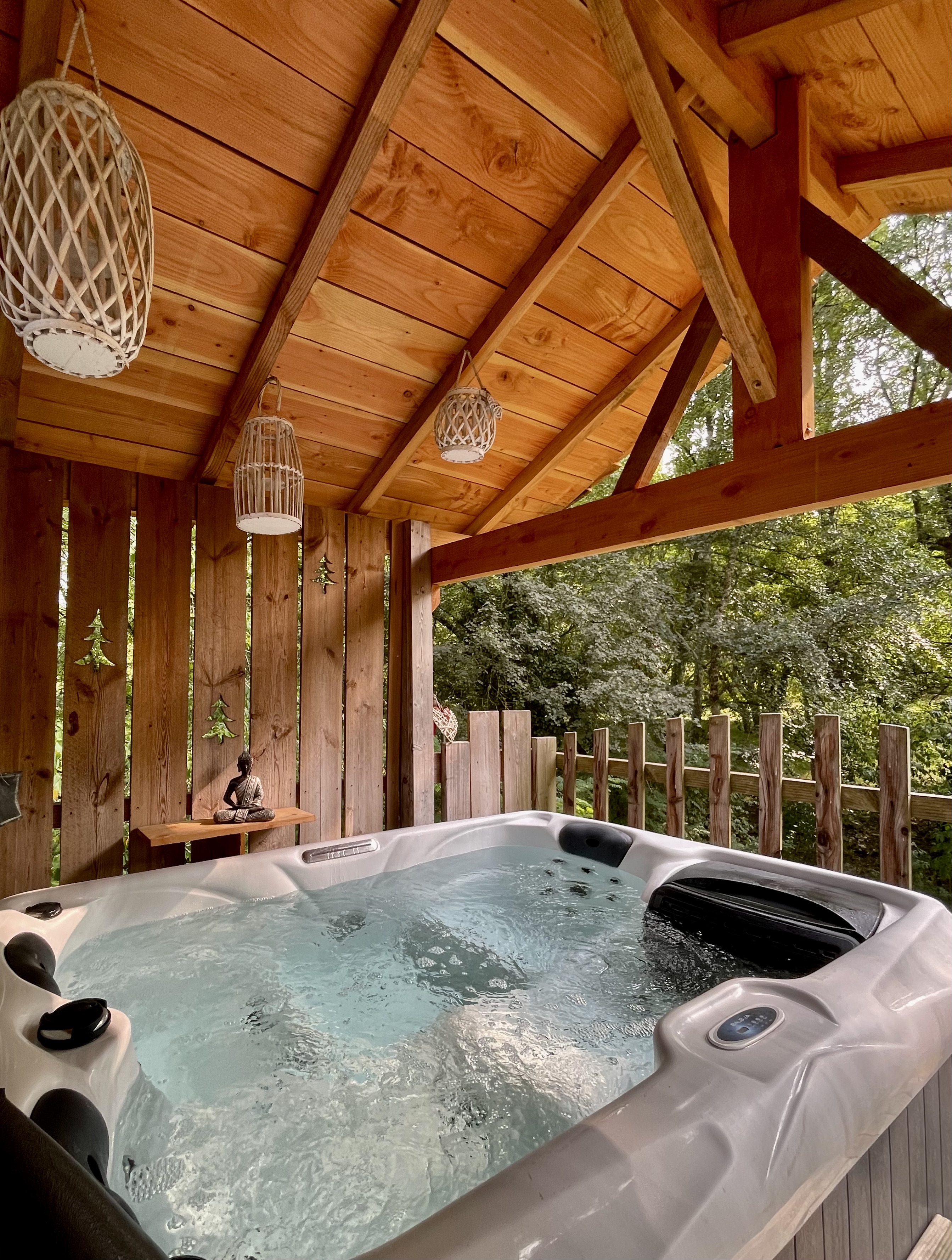 La Cabane Pêcheur de Lune & Spa — Cabane dans les arbres avec spa à Dordogne à Coursac — vue intérieure