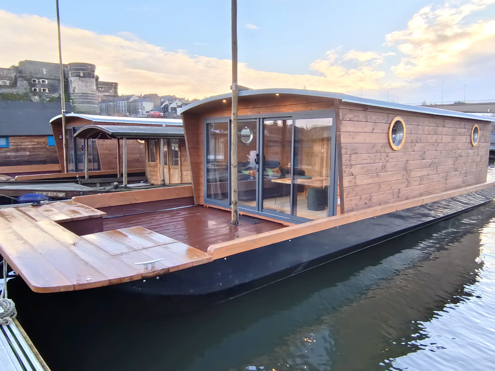 La Toue Belle de Maine — Péniche avec spa à Angers
