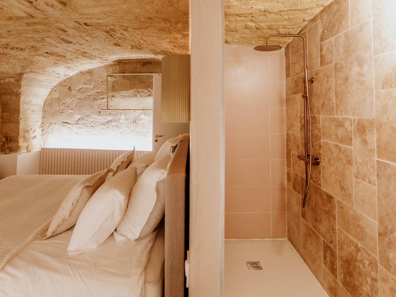 Évasion sensorielle dans une suite de luxe avec spa privatif à Montpellier — cuisine