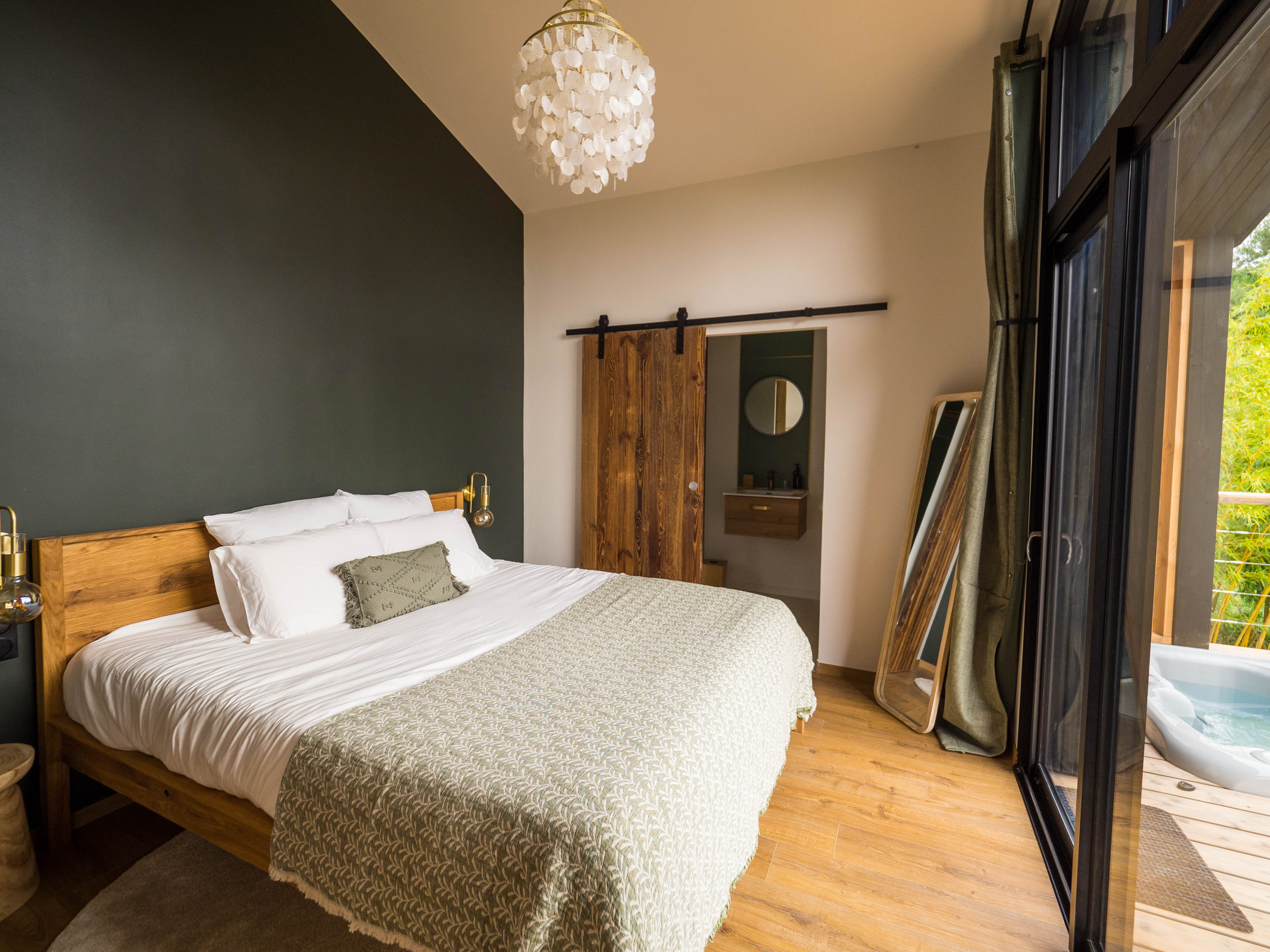 Cabane Petite Ourse & Spa : une évasion en hauteur à Cunlhat — vue intérieure