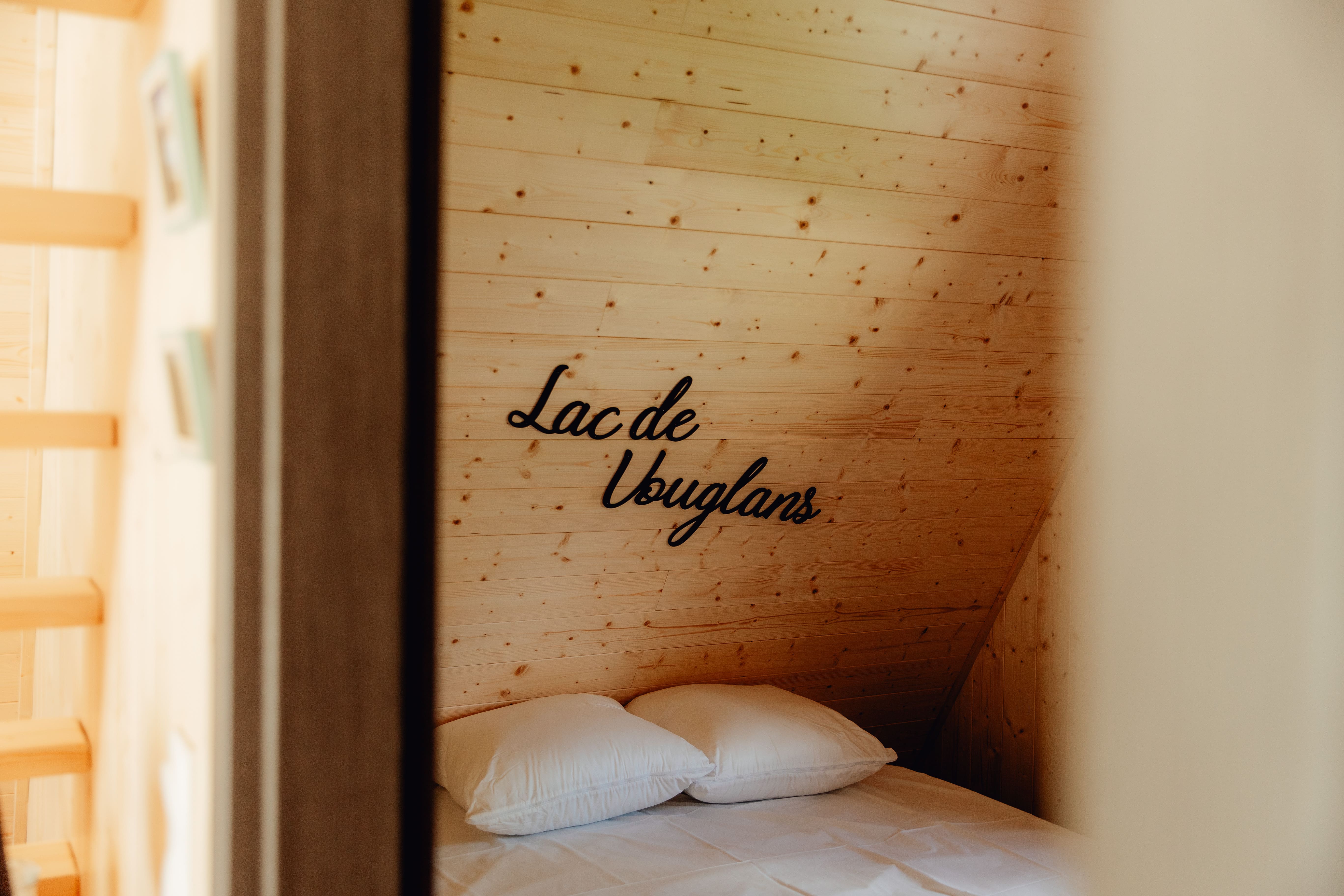 Chalet Vouglans : une cabane immersive en Franche-Comté à Coyron — cuisine
