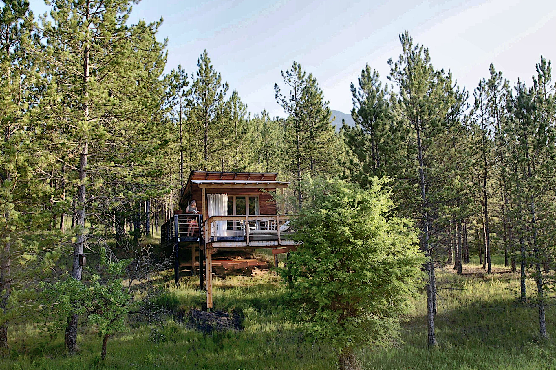 Cassiopée : une cabane sur pilotis au cœur des Hautes-Alpes à Ribeyret — cuisine