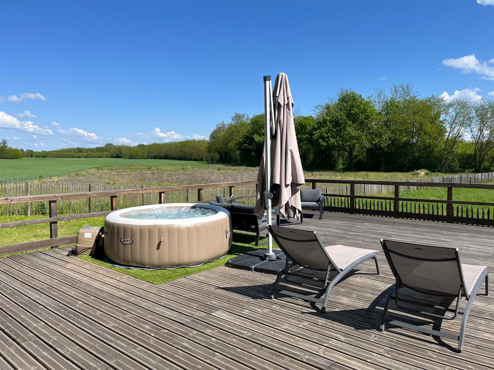Évasion romantique dans une bulle avec spa en Rhône-Alpes à Jarcieu — espace de vie