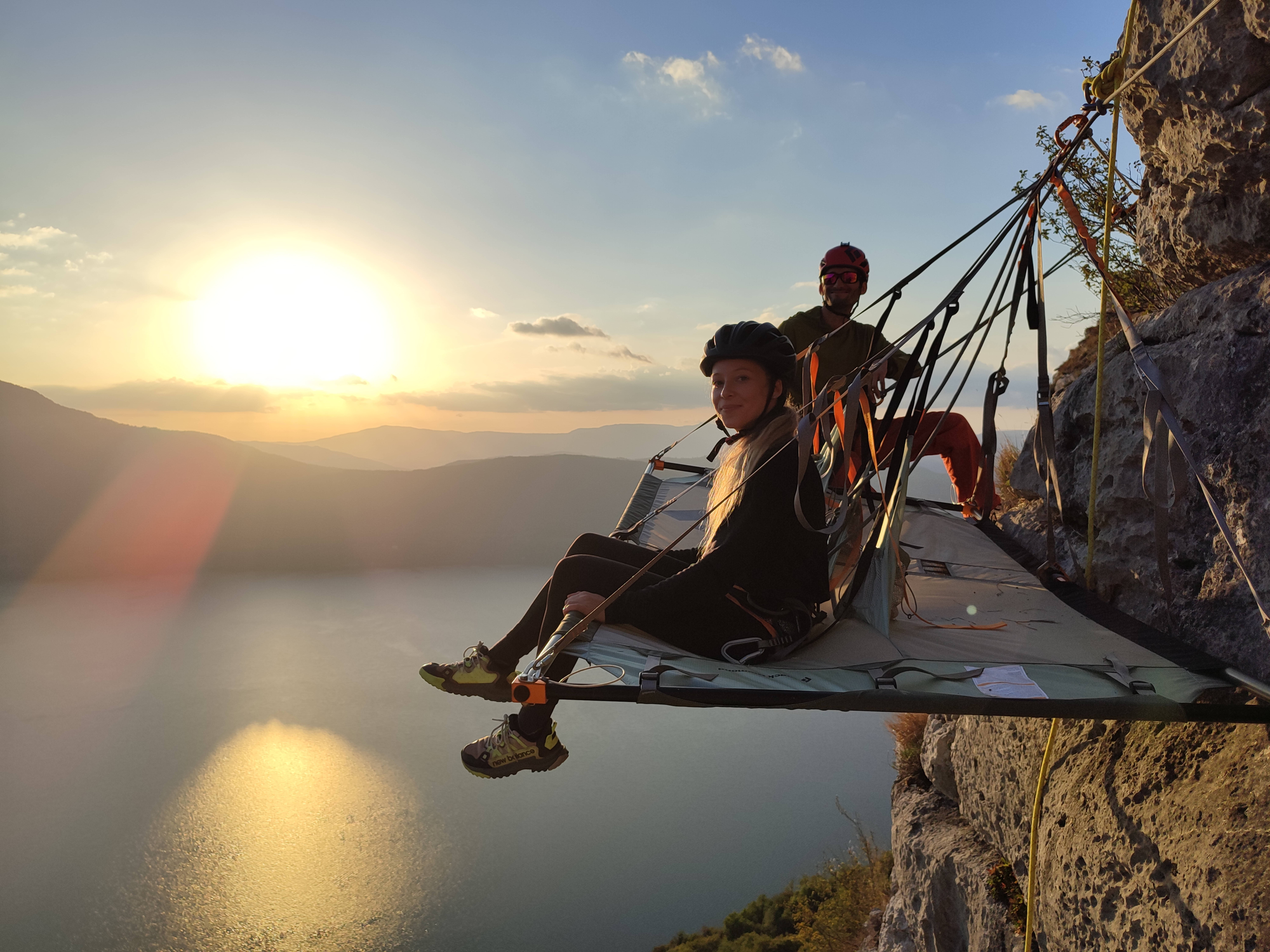 Nuit Suspendue en Falaise — Hébergement insolite avec spa à Savoie