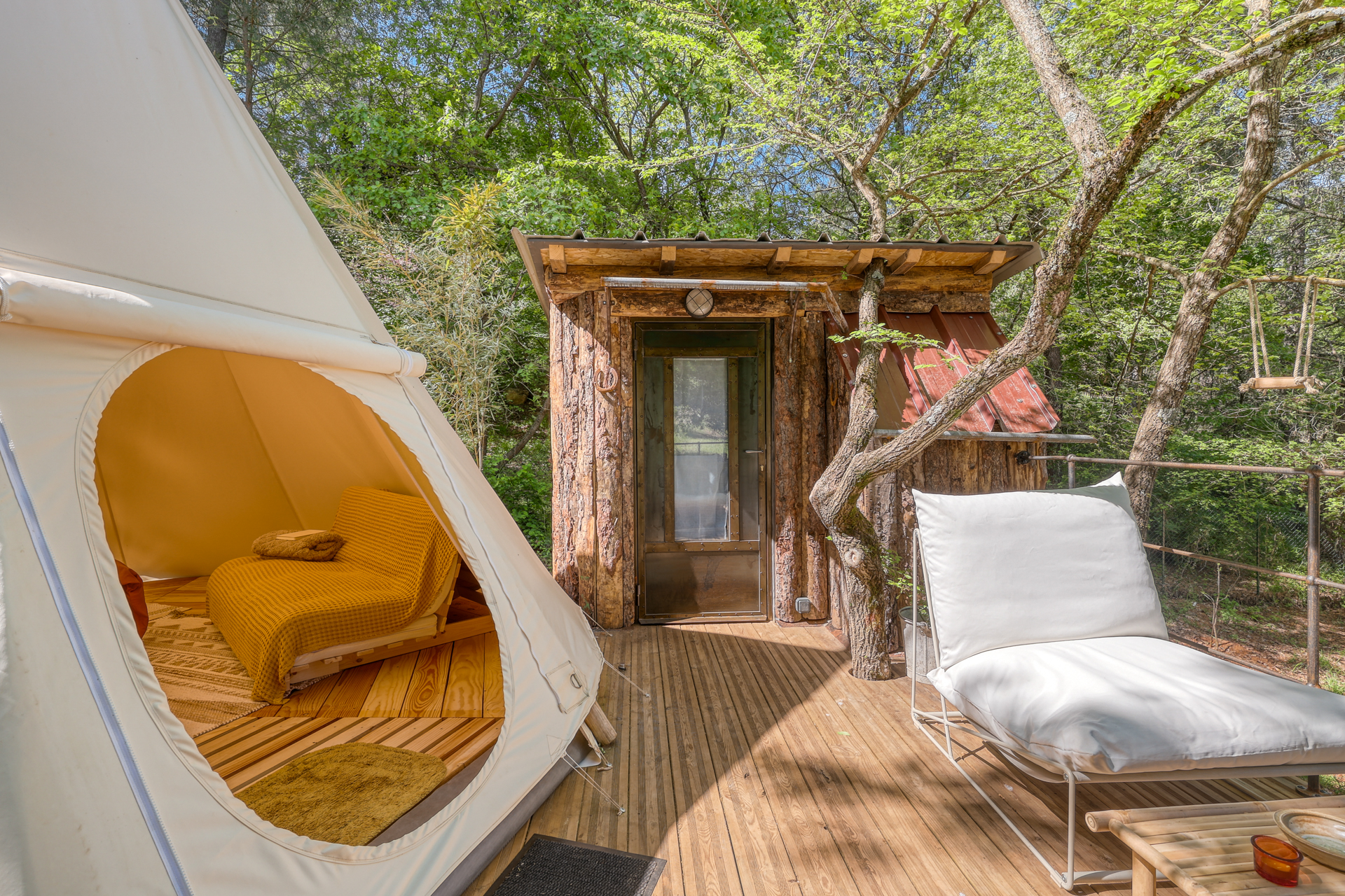 La Tribu des Ocres — Nuit conviviale dans un Tipi avec terrasse à Vaucluse à Fontaine-de-Vaucluse — vue depuis la terrasse