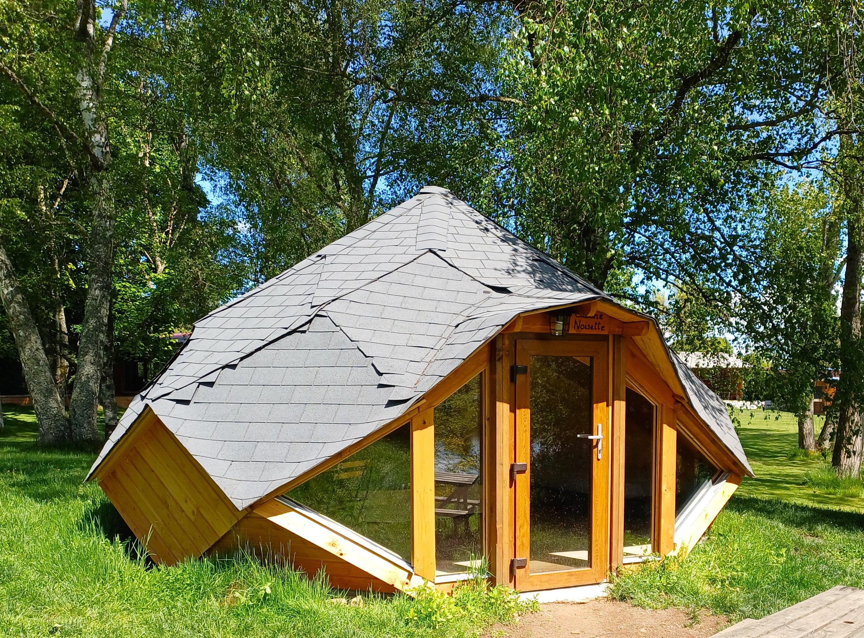 Cabane 'Noisette' au bord d'un lac