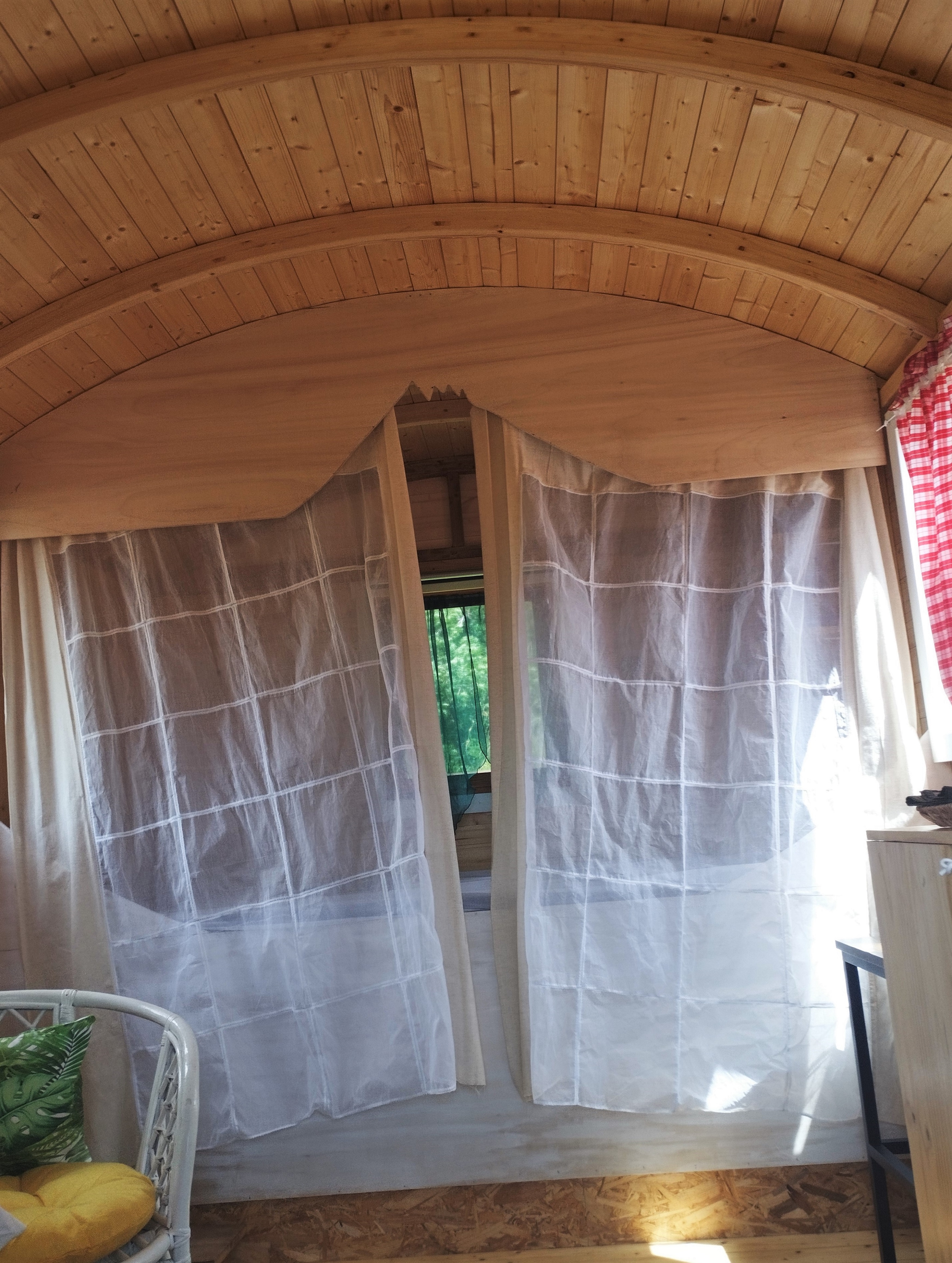 Évasion en roulotte romantique au cœur de l'Auvergne à Saint Saturnin — salle de bain