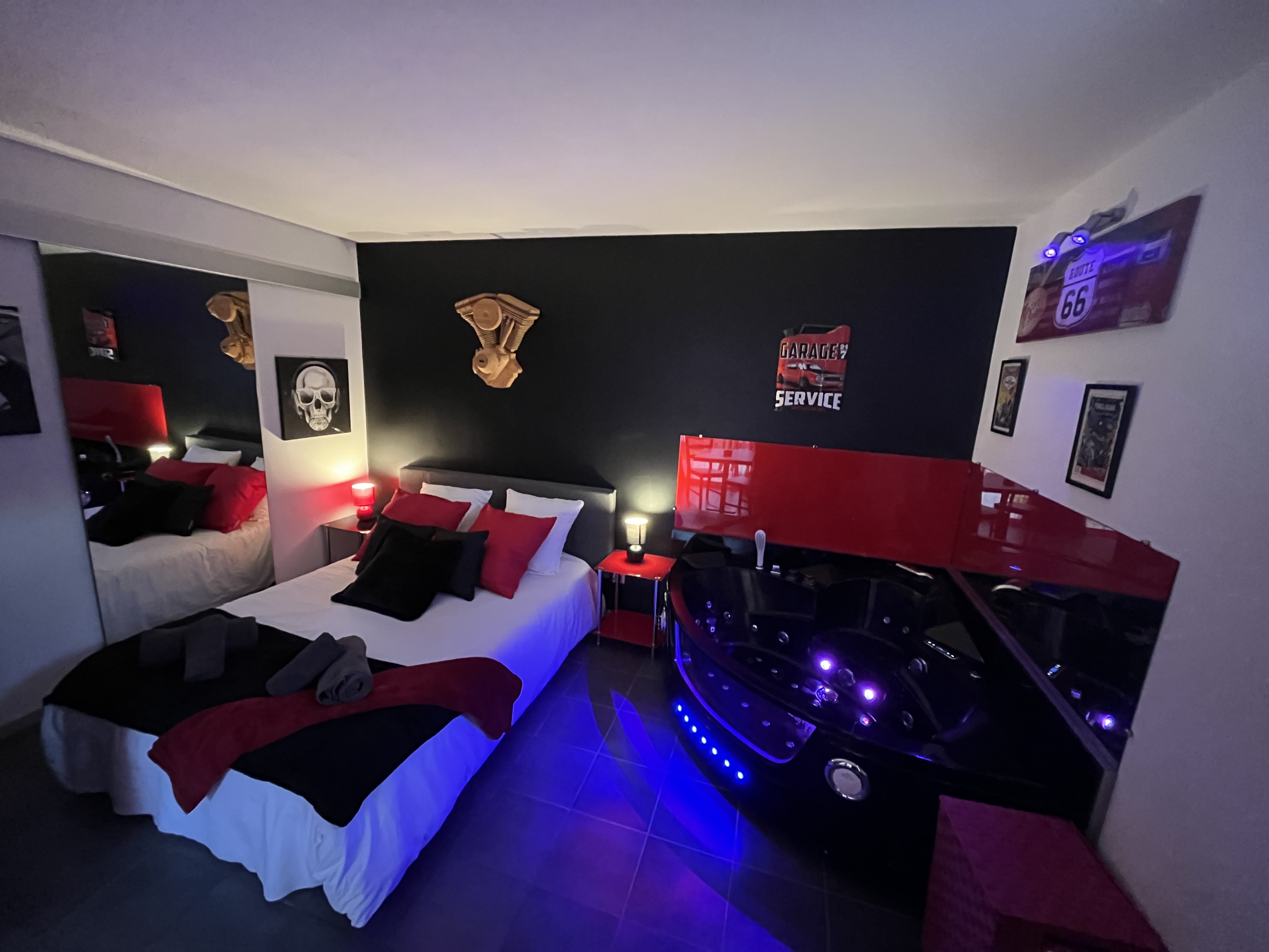 Kustom Kulture — Chambre à thème avec baignoire balnéo à Tarn