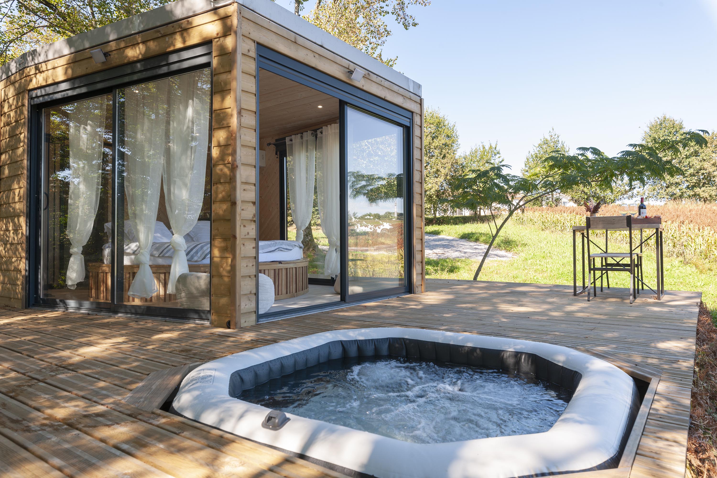 L’hexagone sous les tilleuls — Cabane avec Spa privatif à Landes