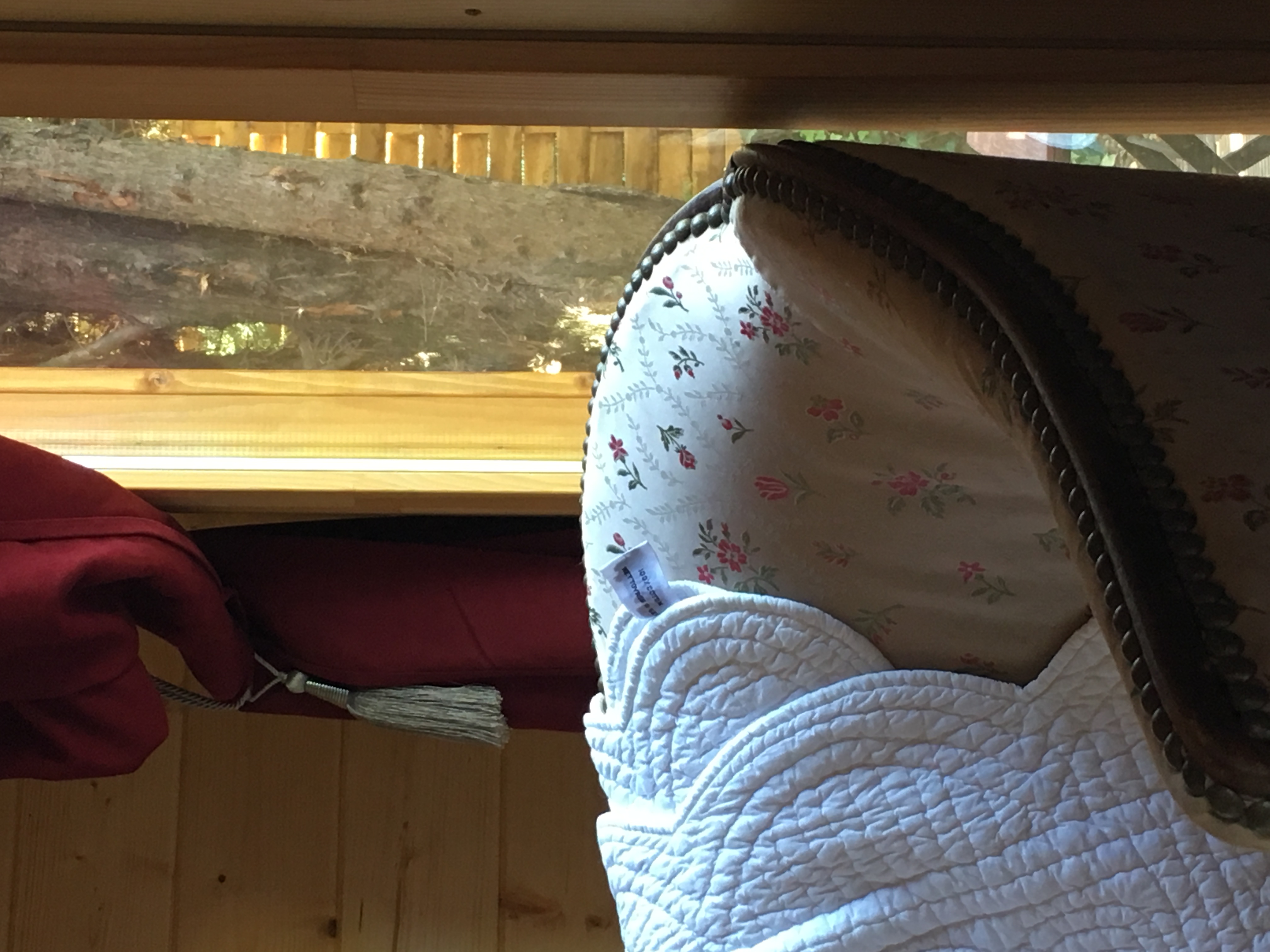Évasion romantique dans une cabane avec balnéothérapie à Barjols — chambre