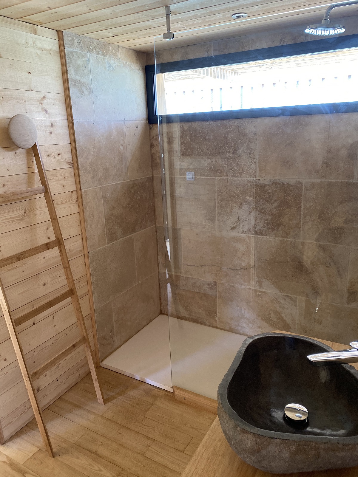Cabane Spa Essentielle : une évasion sur pilotis en Provence à Sorgues — vue depuis la terrasse