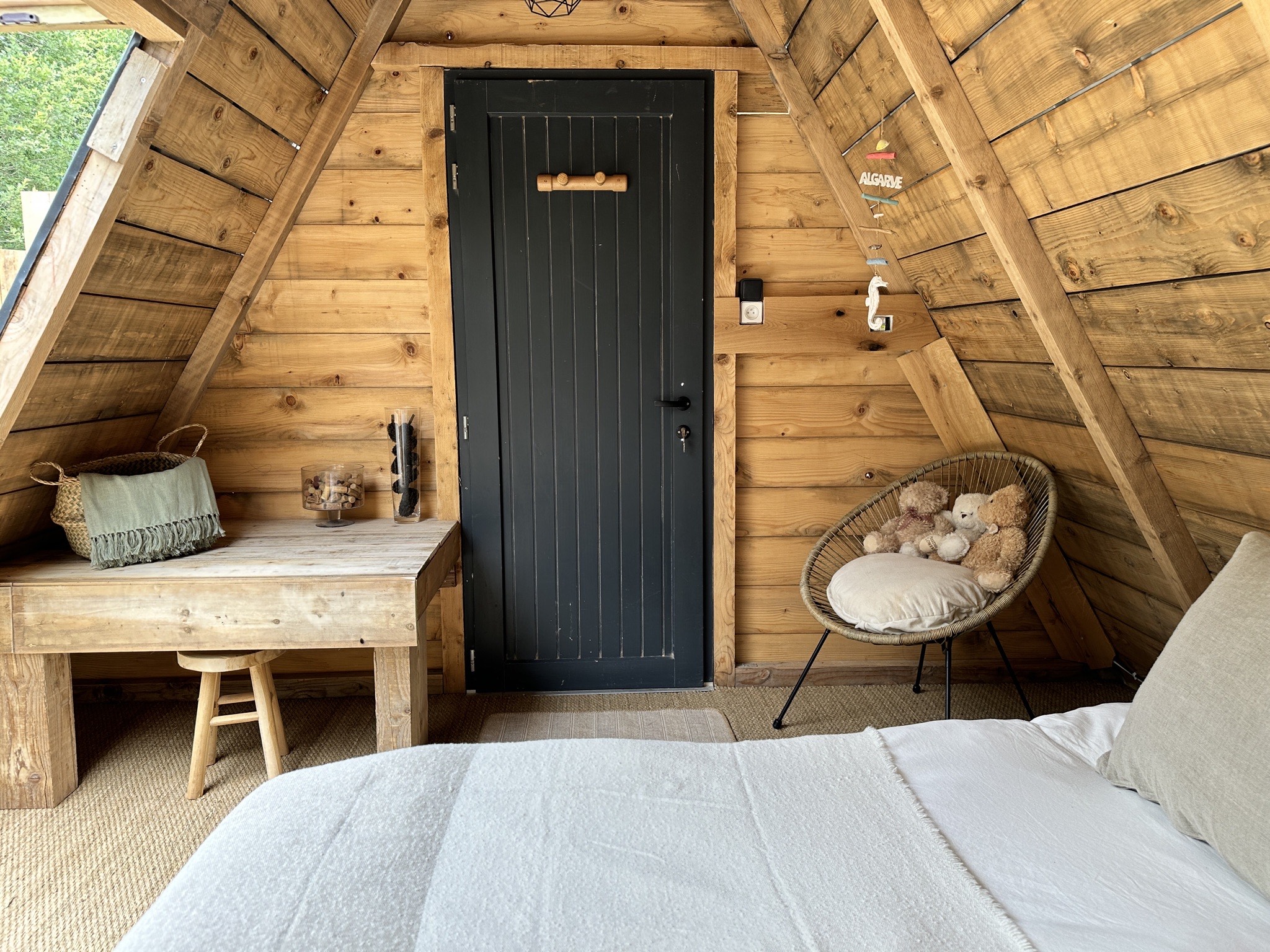 Séjournez dans un tipi en bois au cœur du Languedoc-Roussillon à Uzès — chambre