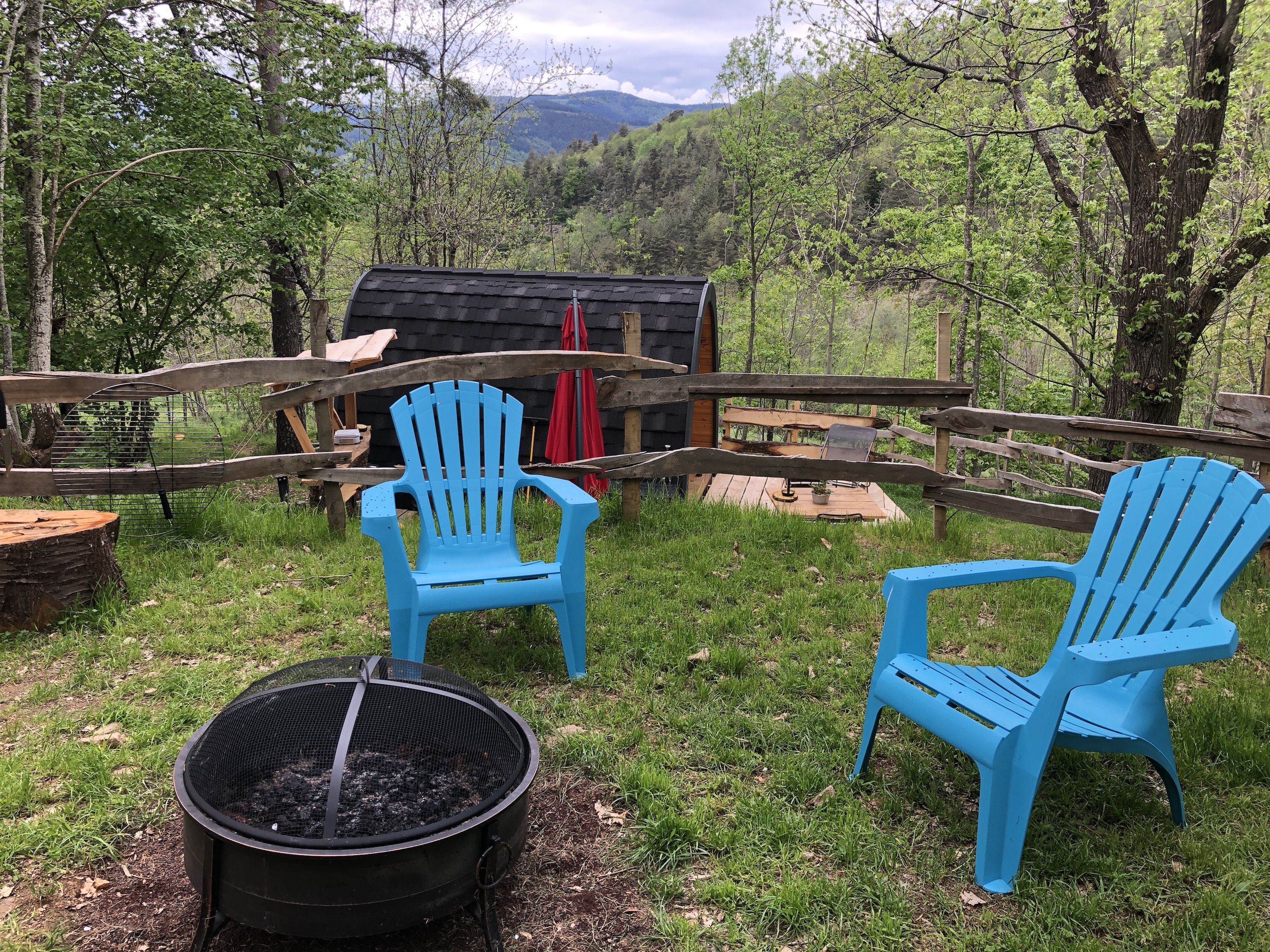 Cabane sous les châtaigniers — Nuit cocooning en Ardèche à Saint-Étienne-de-Boulogne — espace de vie