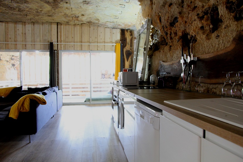 La Suite des Fouleries : une maison troglodyte avec spa et sauna à Chateaudun — cuisine