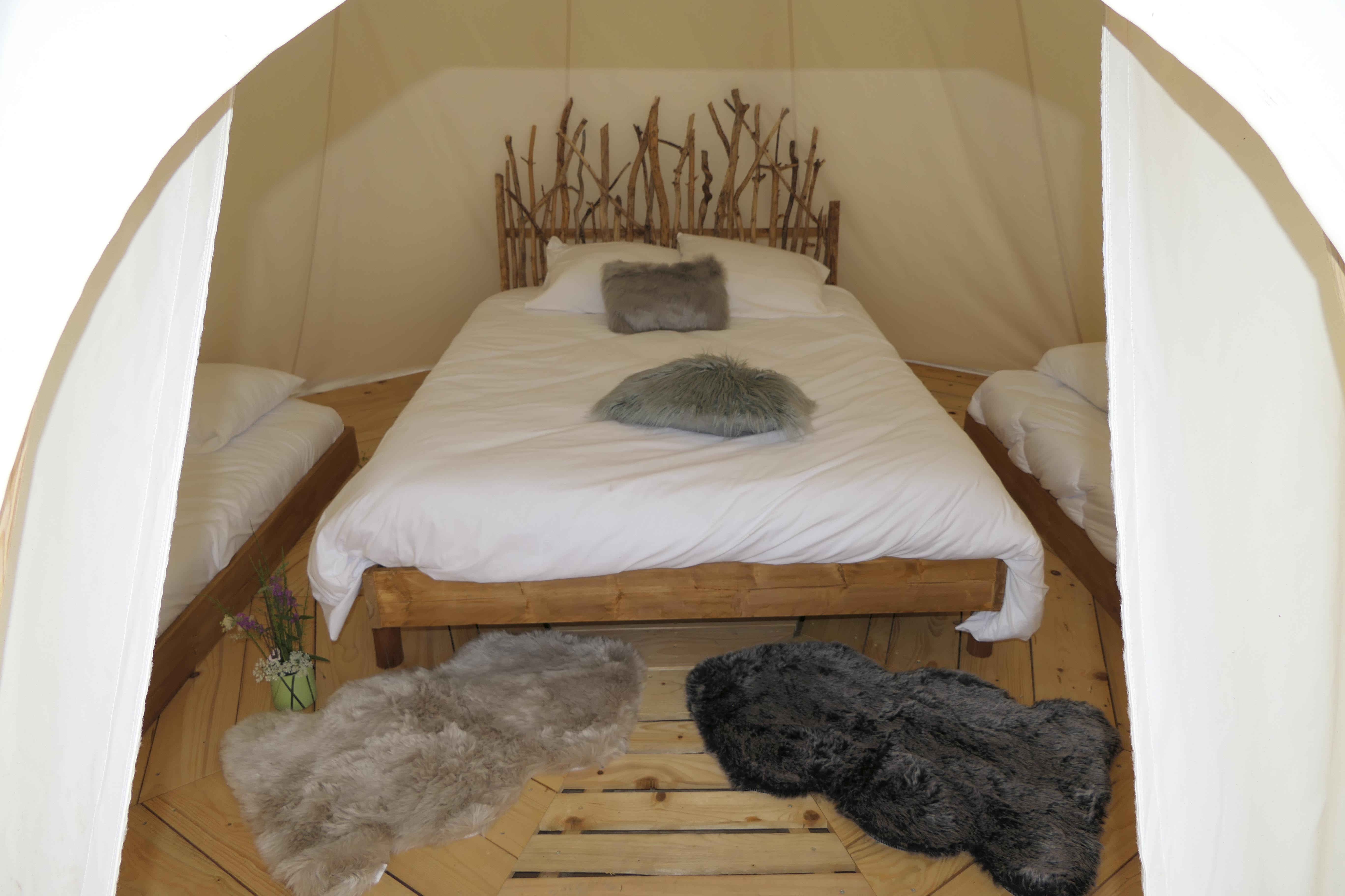 Le Tipi Vue sur Étang : une immersion en pleine nature à Givrauval — chambre