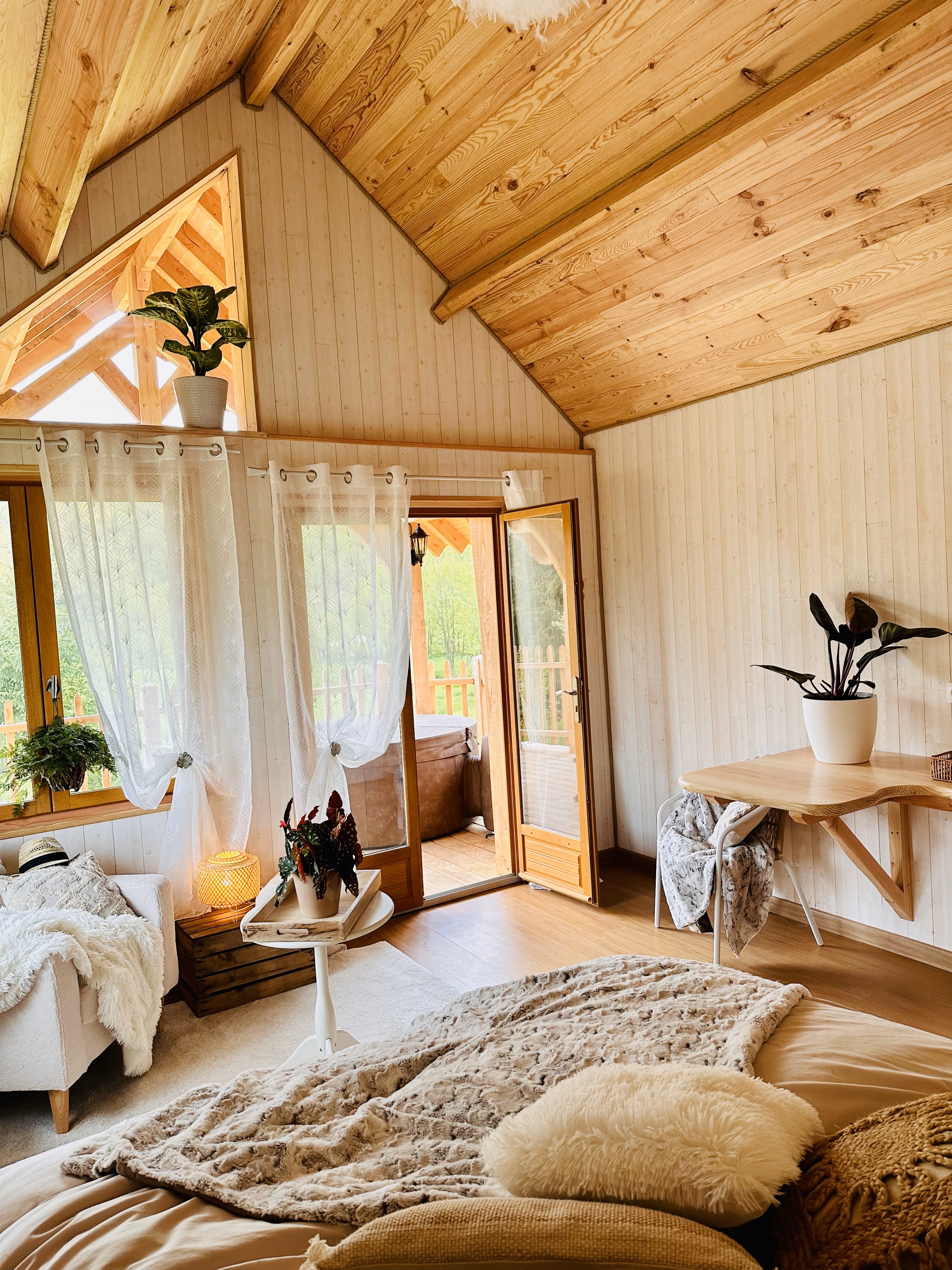 La Cozy & Spa : une cabane sur pilotis en Picardie à Roy-Boissy — espace de vie