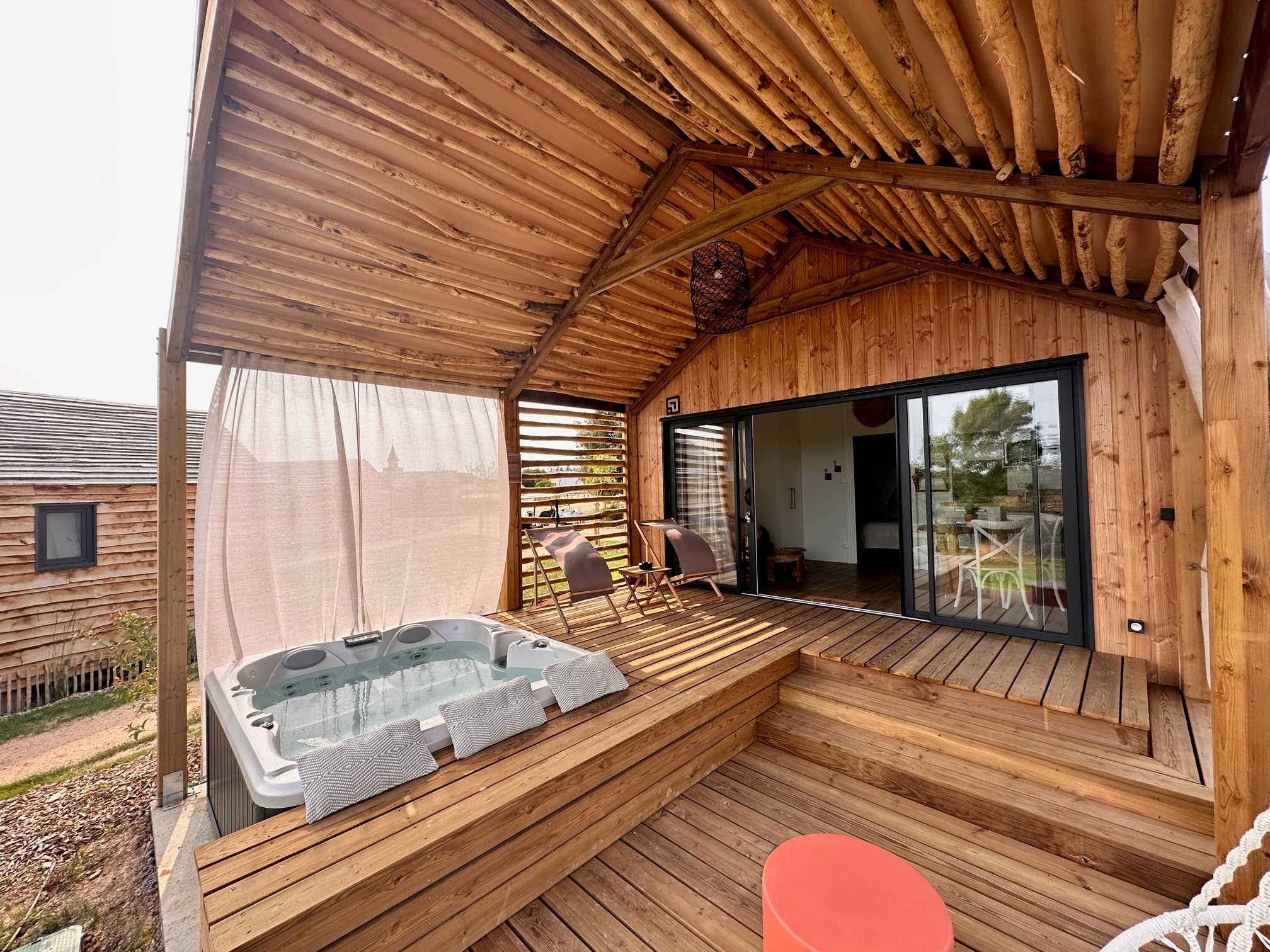 Lodge PMR et Spa Bohème : un refuge enchanteur en Vendée à Vairé — vue depuis la terrasse