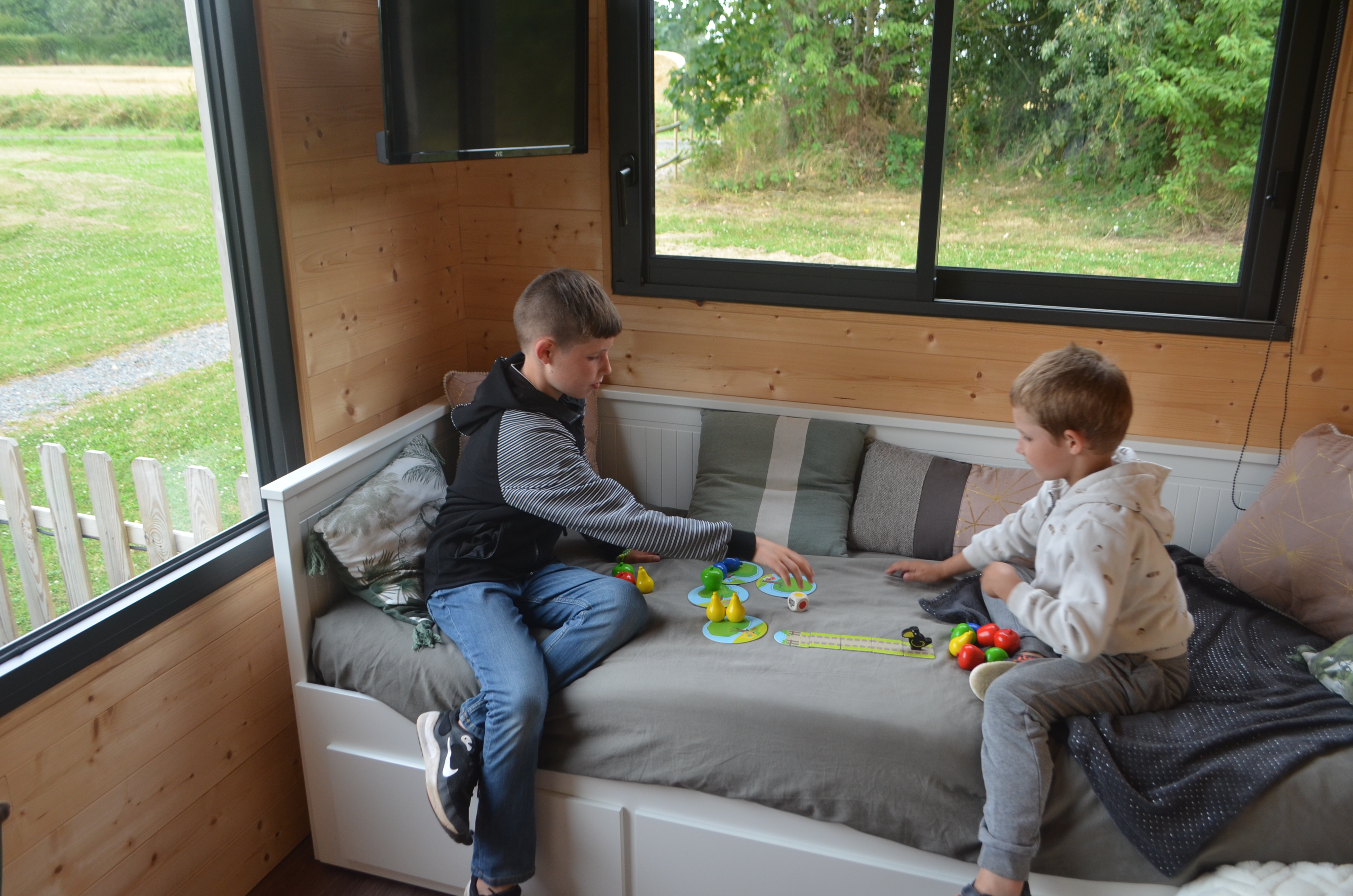 Tiny house moderne avec spa en Pays de la Loire à Gennes Longuefuye — environnement naturel