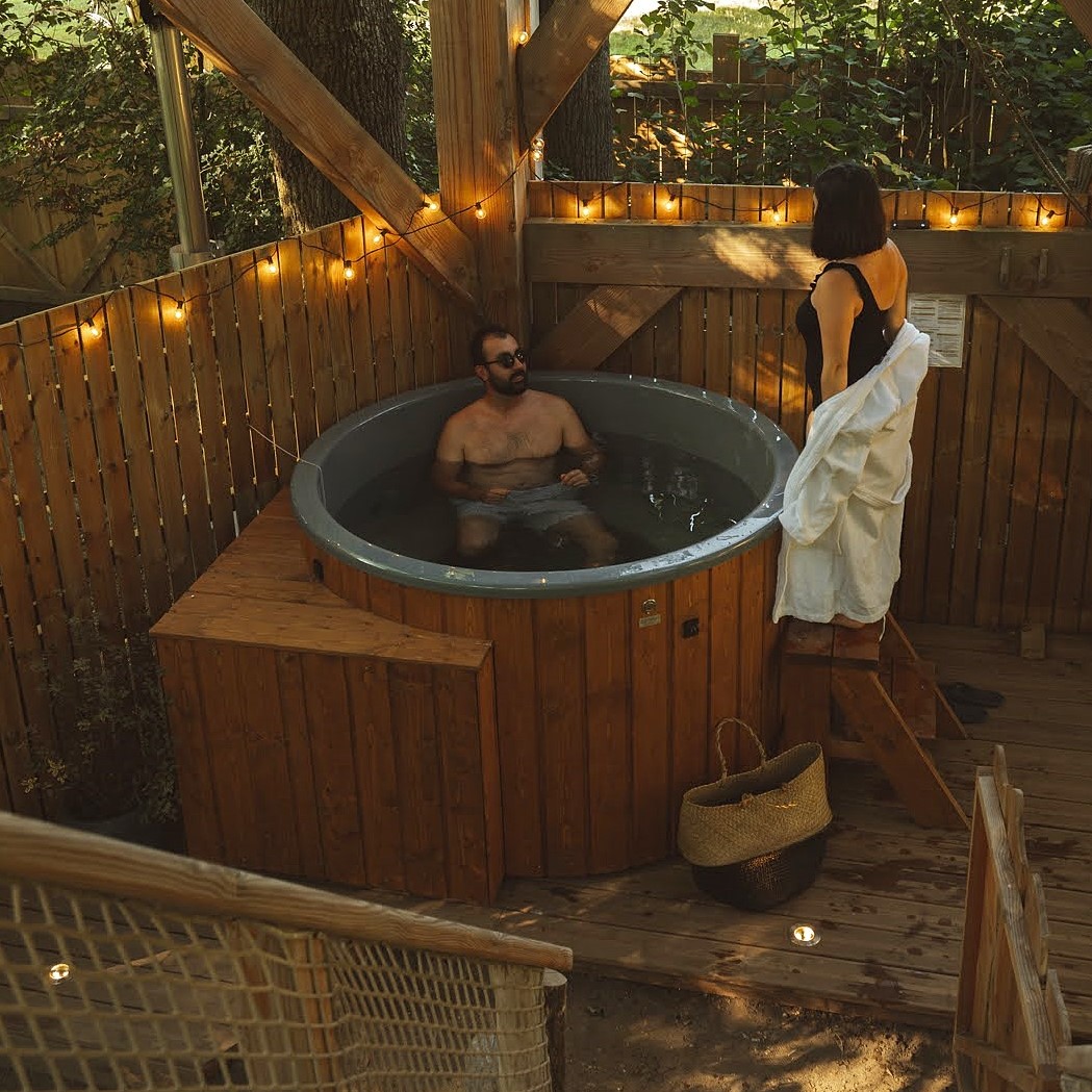 La Cabane du Verger & Spa : une évasion dans les arbres à La Chapelle Aux Naux — vue intérieure