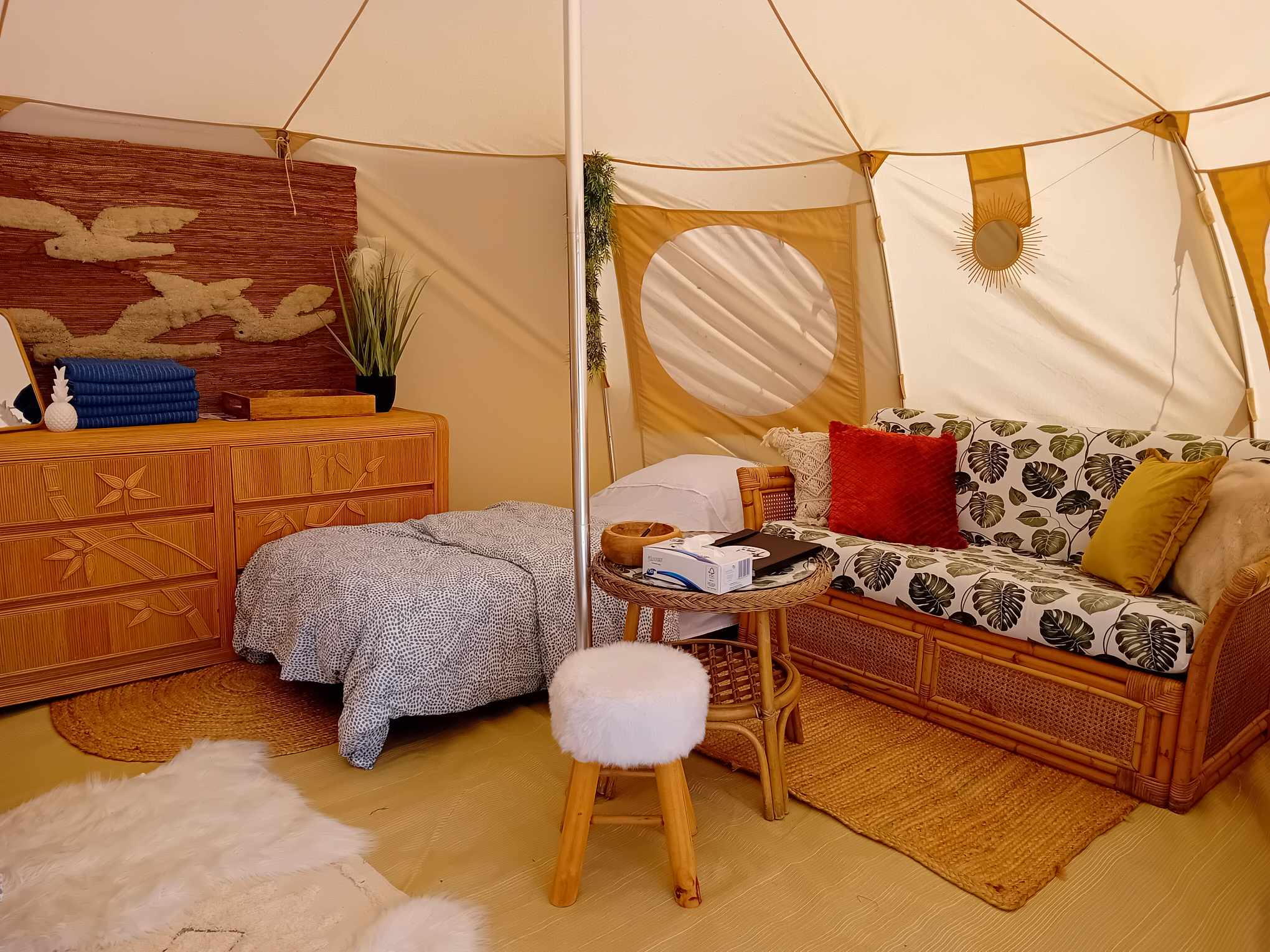 Bus magique avec tente glamping — Nuit insolite en Allier à Vichy — détail architectural