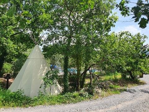 Un tipi lodge avec spa privatif pour une escapade romantique à Vogüé — chambre