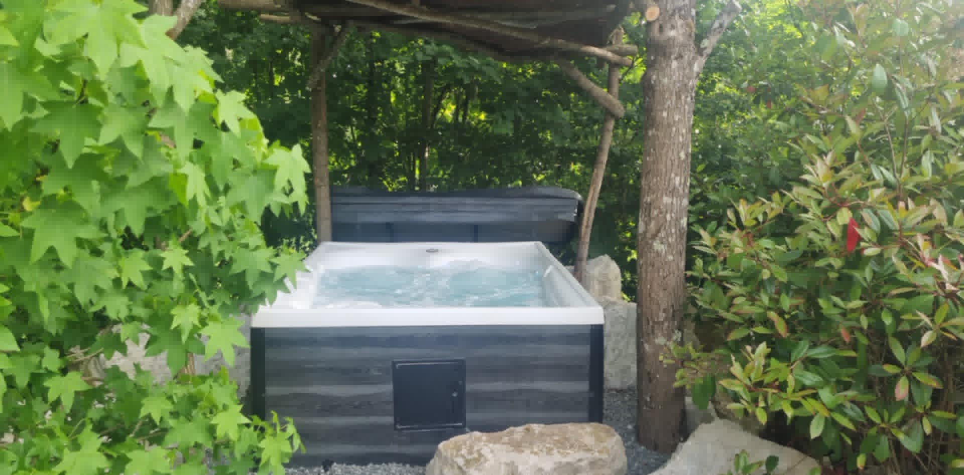 Le refuge & Spa — Pod avec jacuzzi à Haute-Saône à Andelarrot — vue intérieure