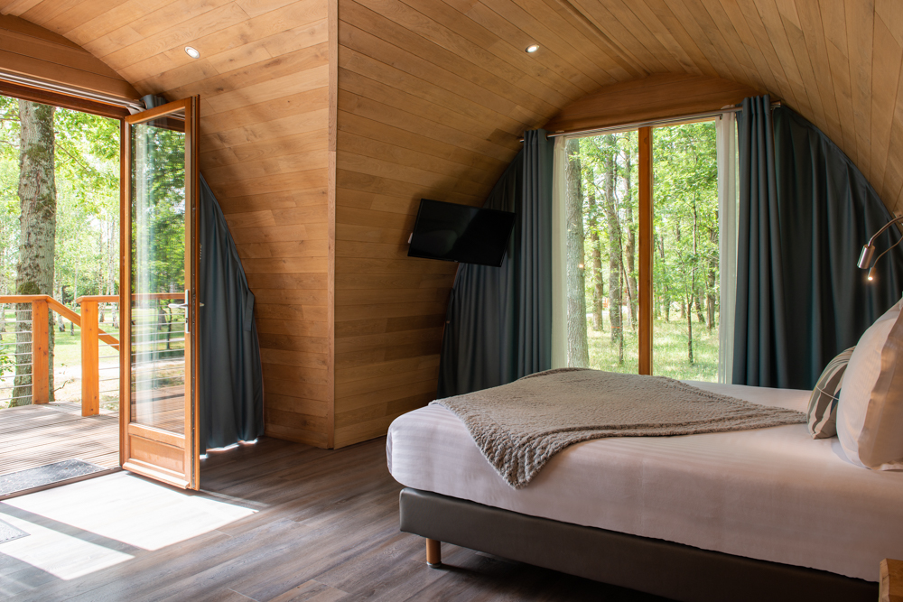Lodge avec Terrasse Privative — Hébergement insolite à Loir-et-Cher à Cour Cheverny — vue intérieure