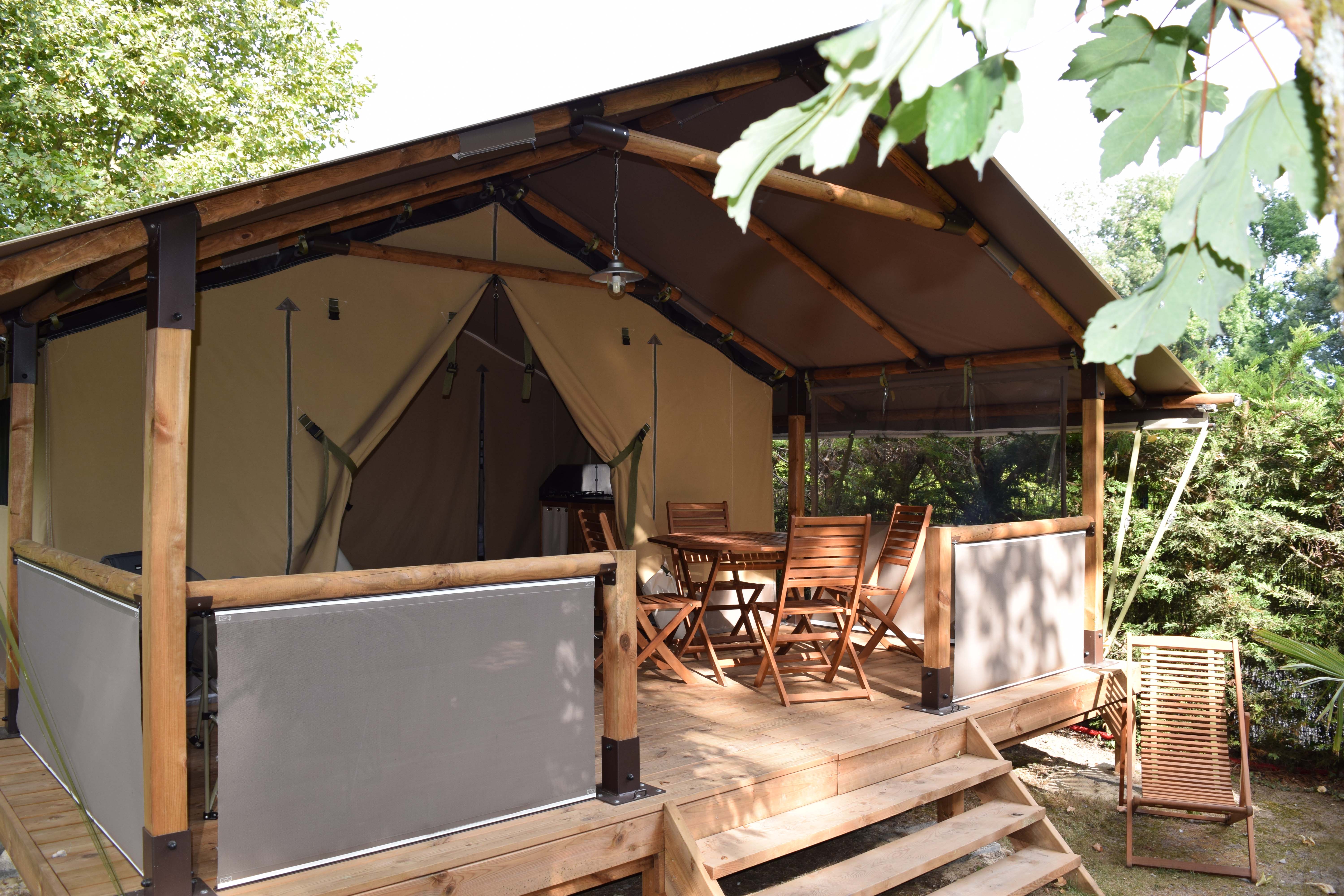 Séjournez dans une tente lodge au cœur de la nature poitevine à Surgères — chambre