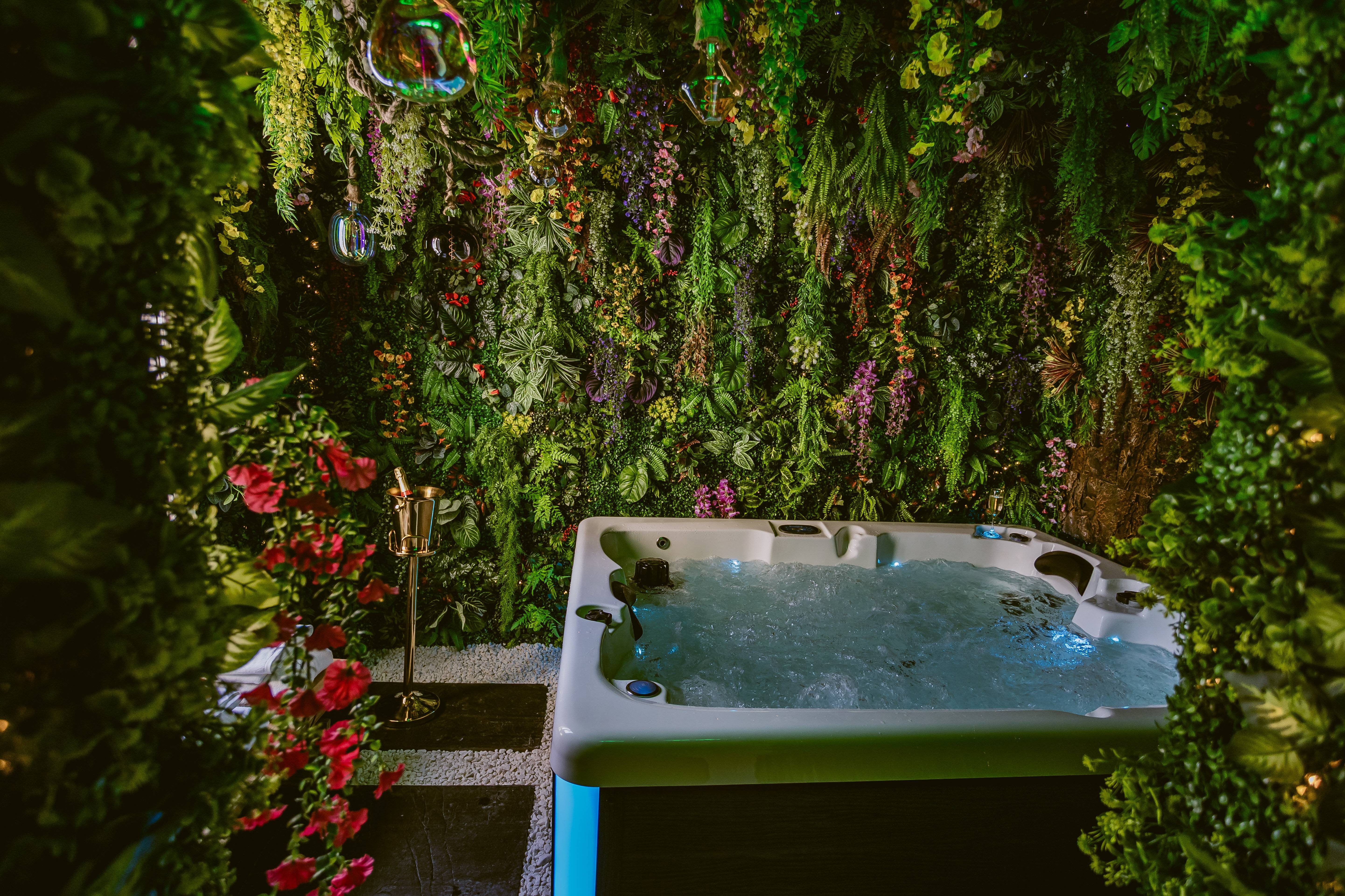 La Jungle Room & Spa — Chambre à thème tropicale en Dordogne à Coursac — vue intérieure