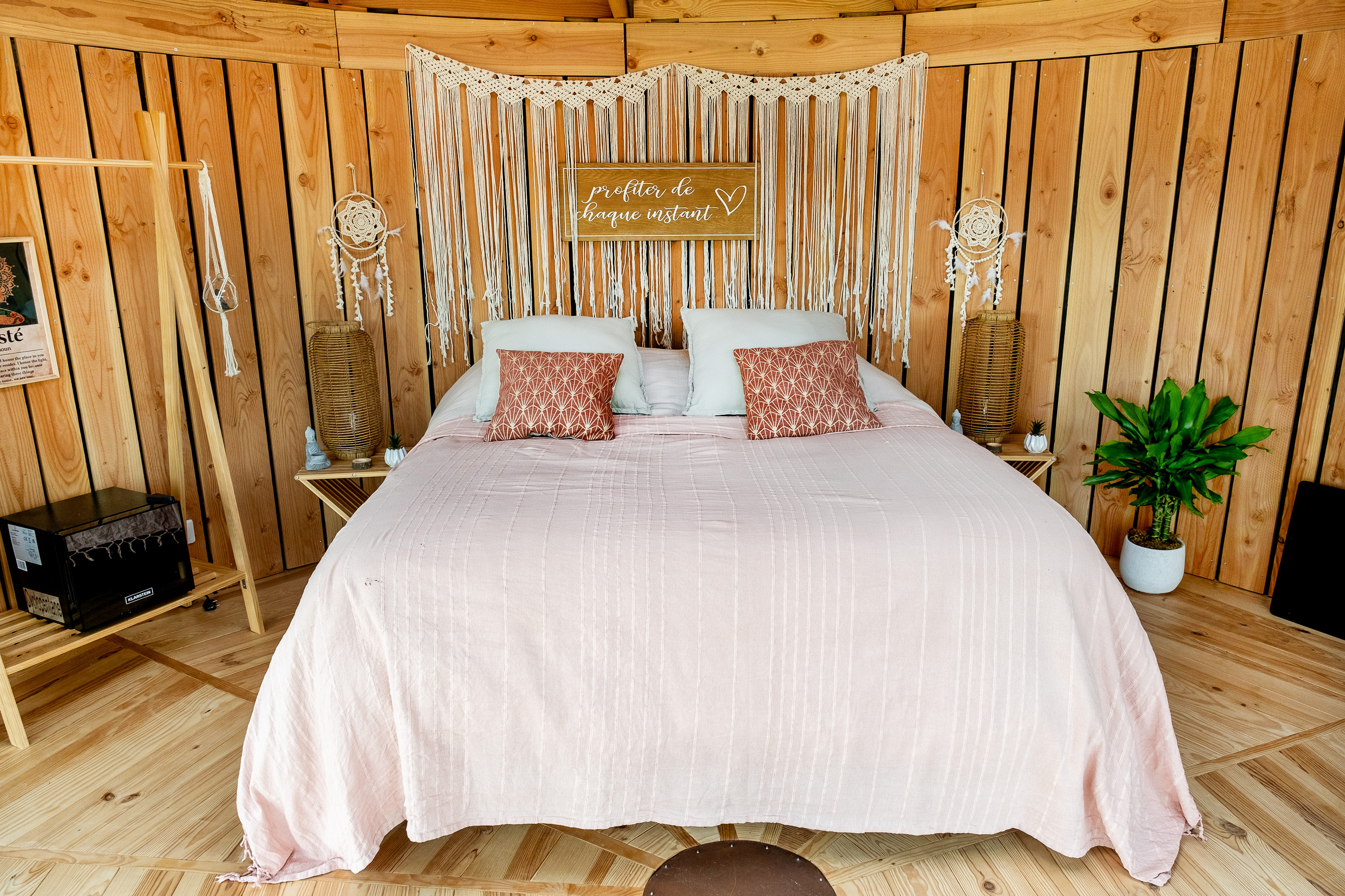 La Belle Ronde : une cabane avec vue imprenable à Senac — chambre