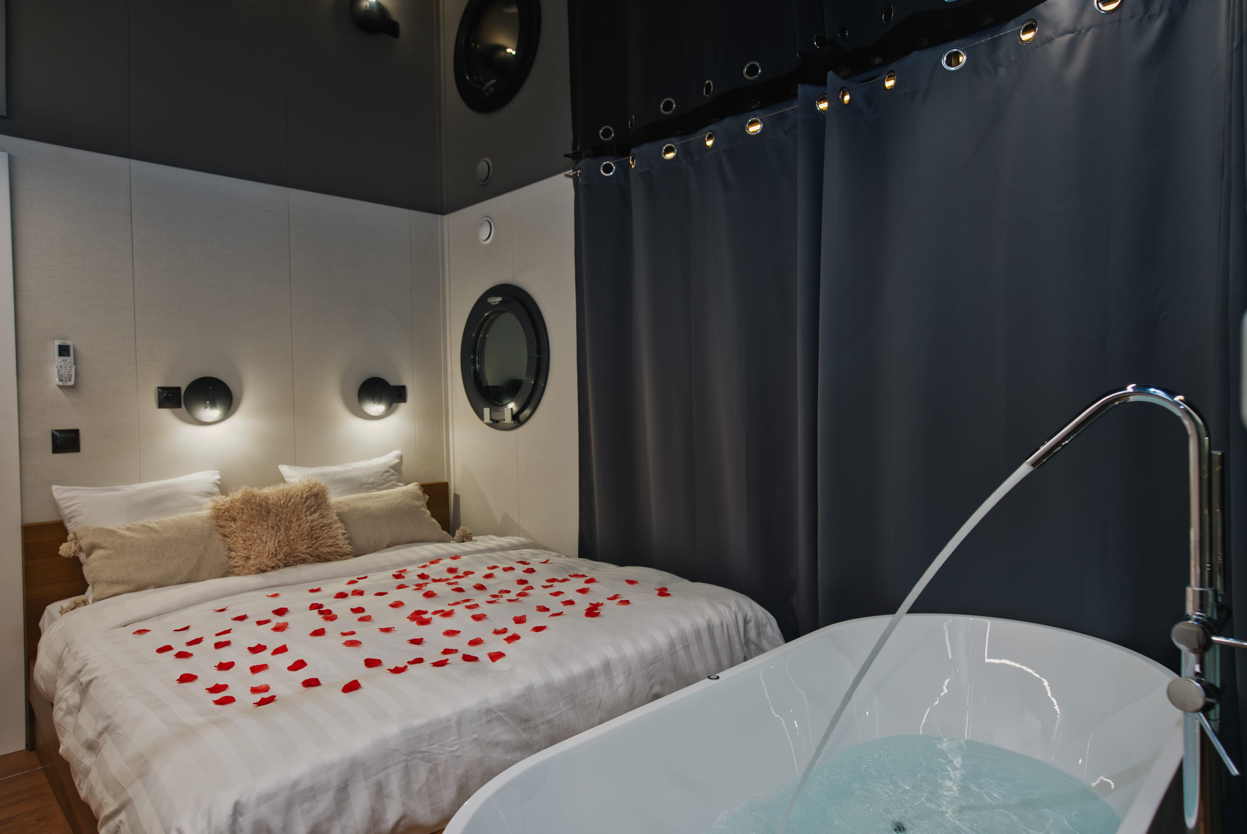 Une nuit sur l'eau : House Boat by NOMA en Rhône-Alpes à Saint-Victor-Sur-Loire — salle de bain
