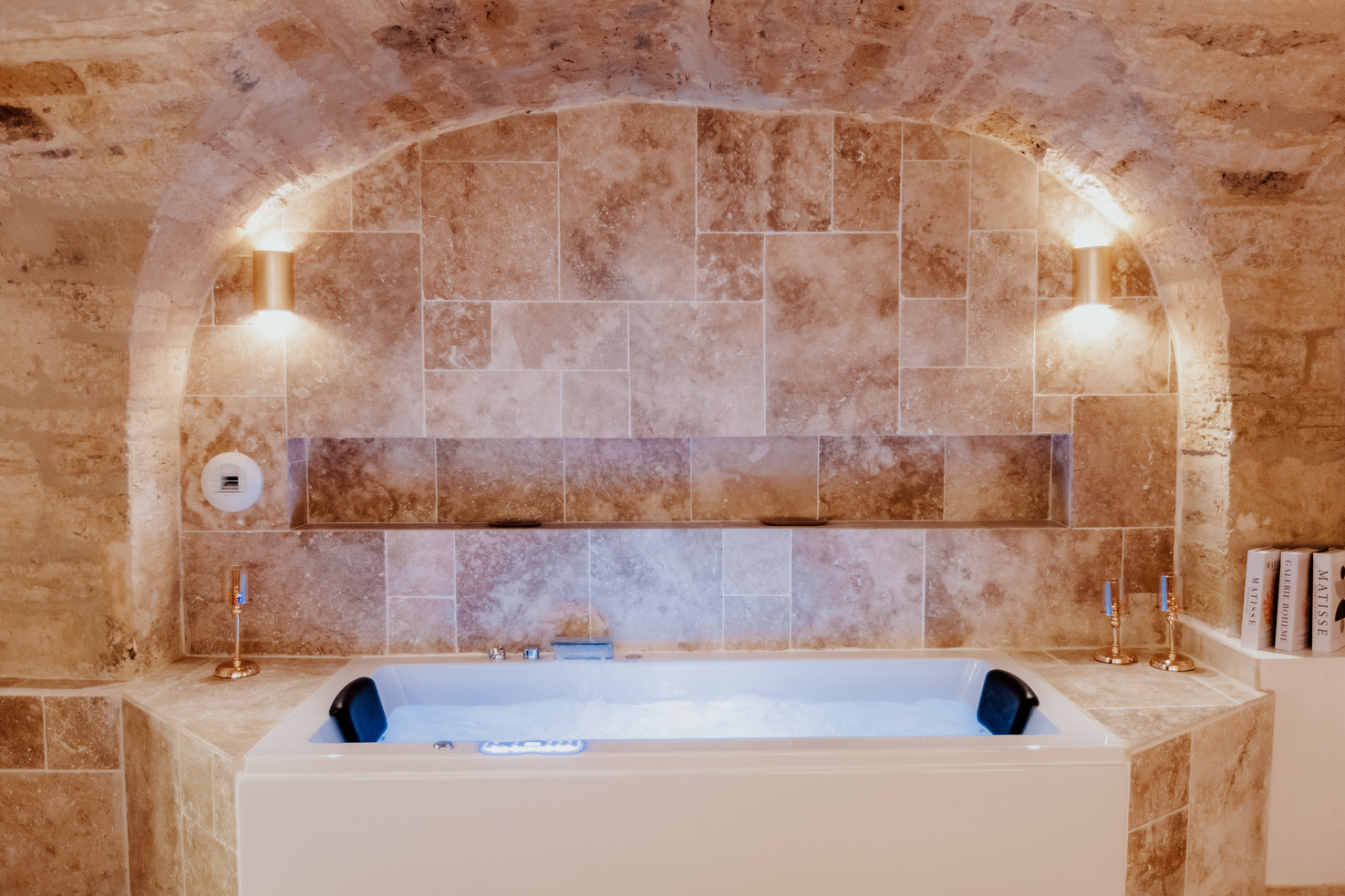 Évasion sensorielle dans une suite de luxe avec spa privatif à Montpellier — chambre
