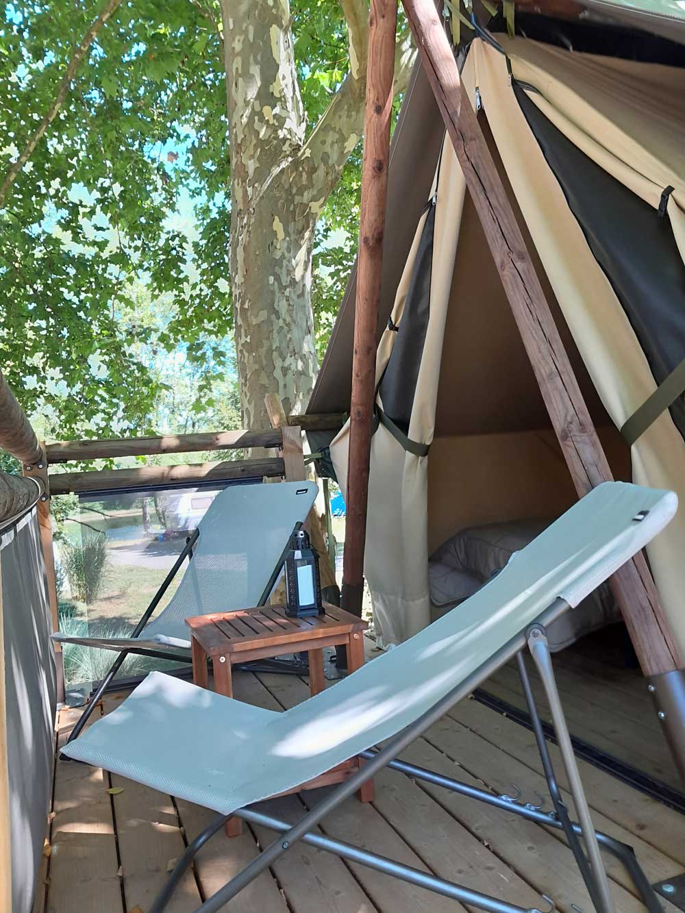 Tente insolite 1/2 pers. — Séjour avec spa à Vaucluse à Fontaine-de-Vaucluse — espace de vie
