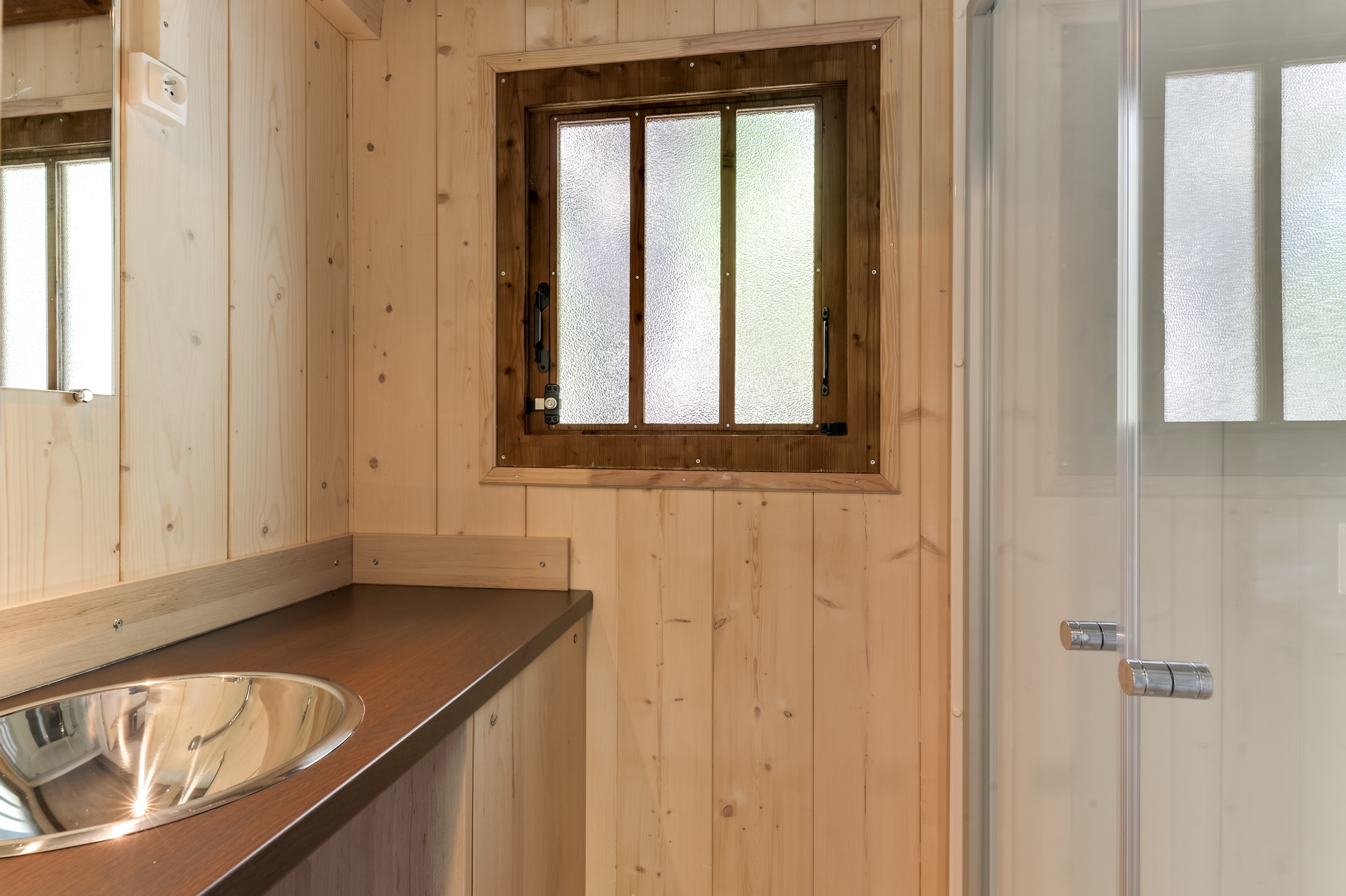 Les Chênes Verts : un écolodge enchanteur en pleine nature à Balazuc — détail architectural