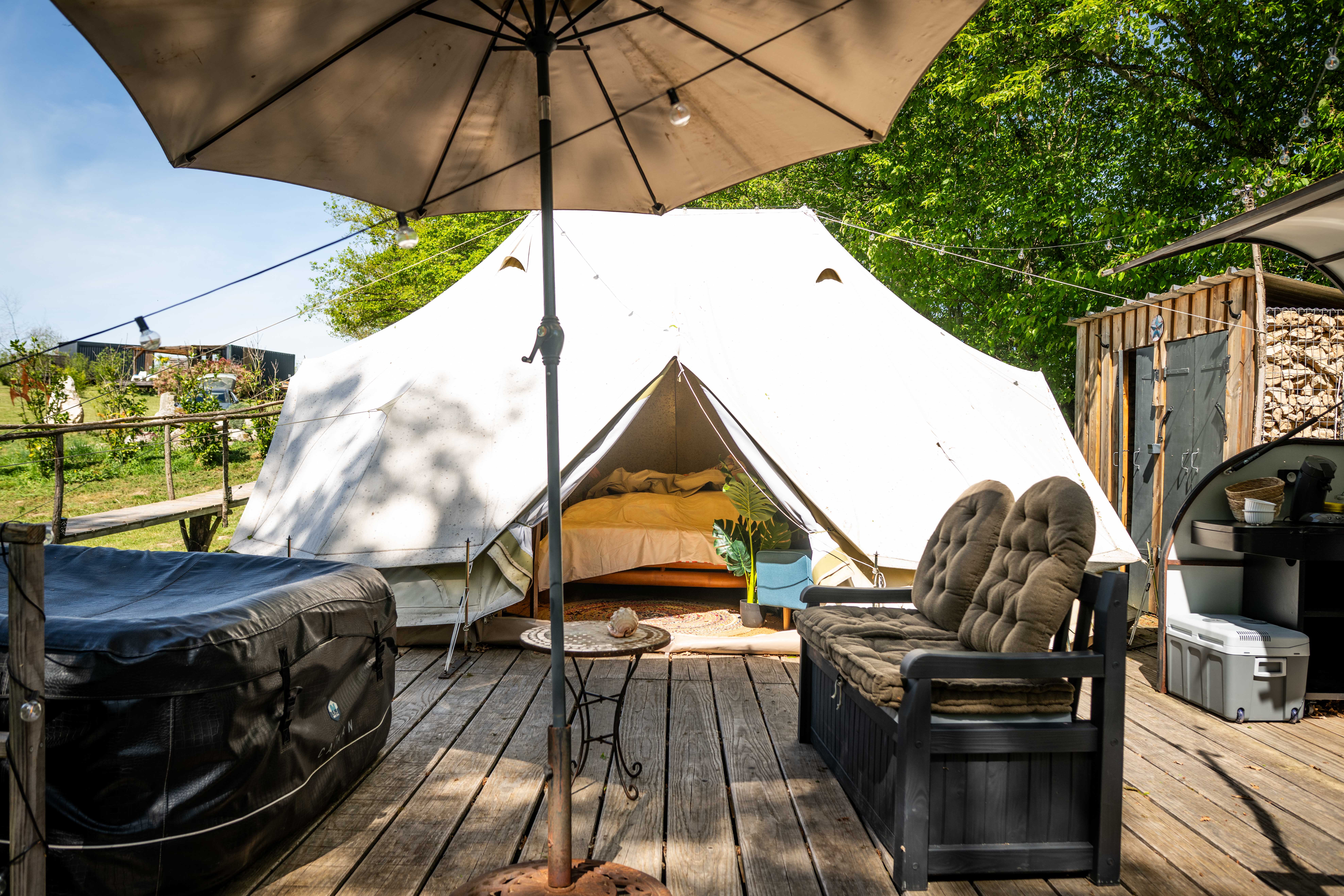Tente M & Spa : une expérience unique en pleine nature à Saint Germain Des Champs — cuisine