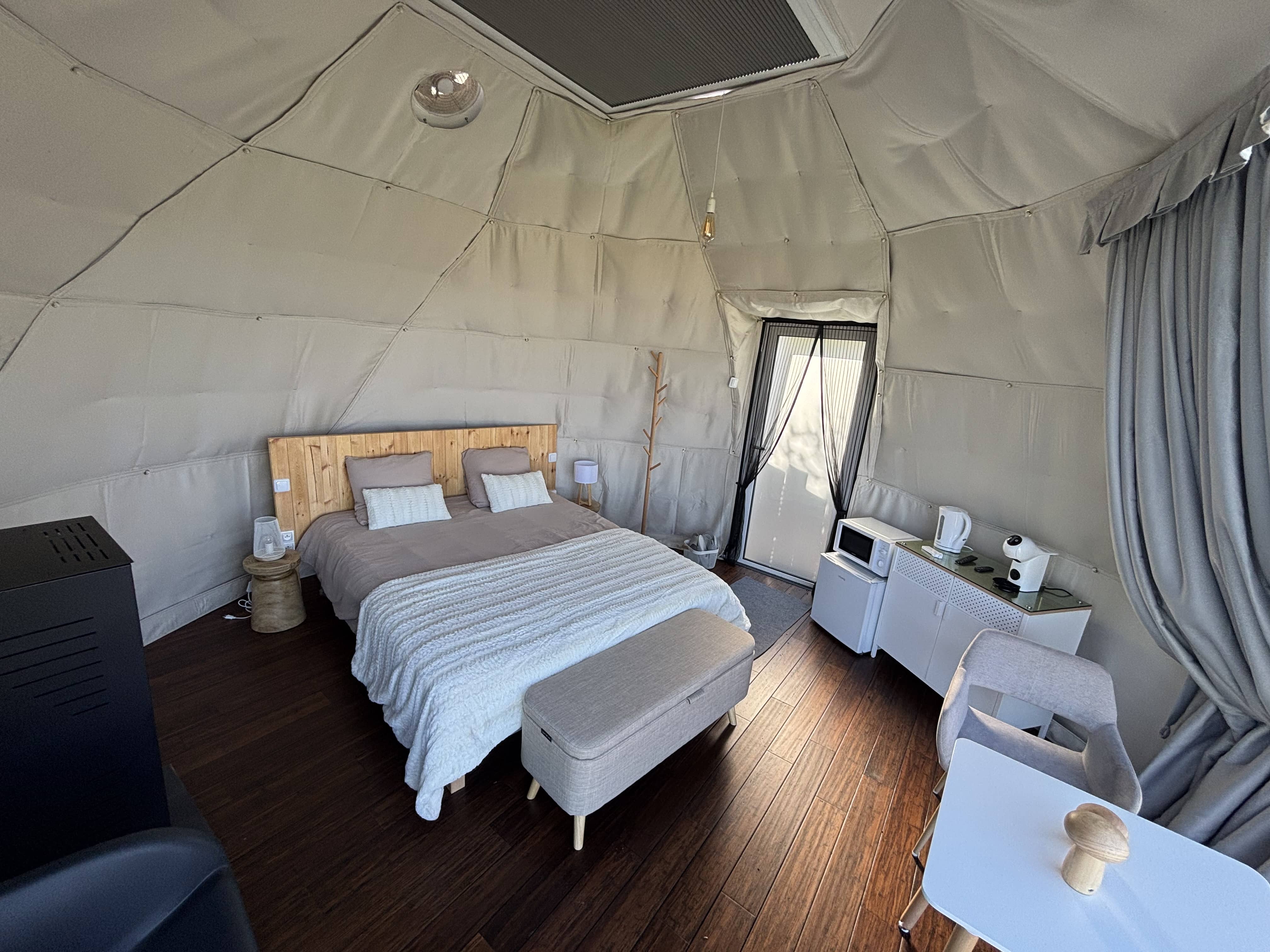 Dôme Ortense — Évasion romantique avec spa à Moselle à Ars-sur-Moselle — espace de vie