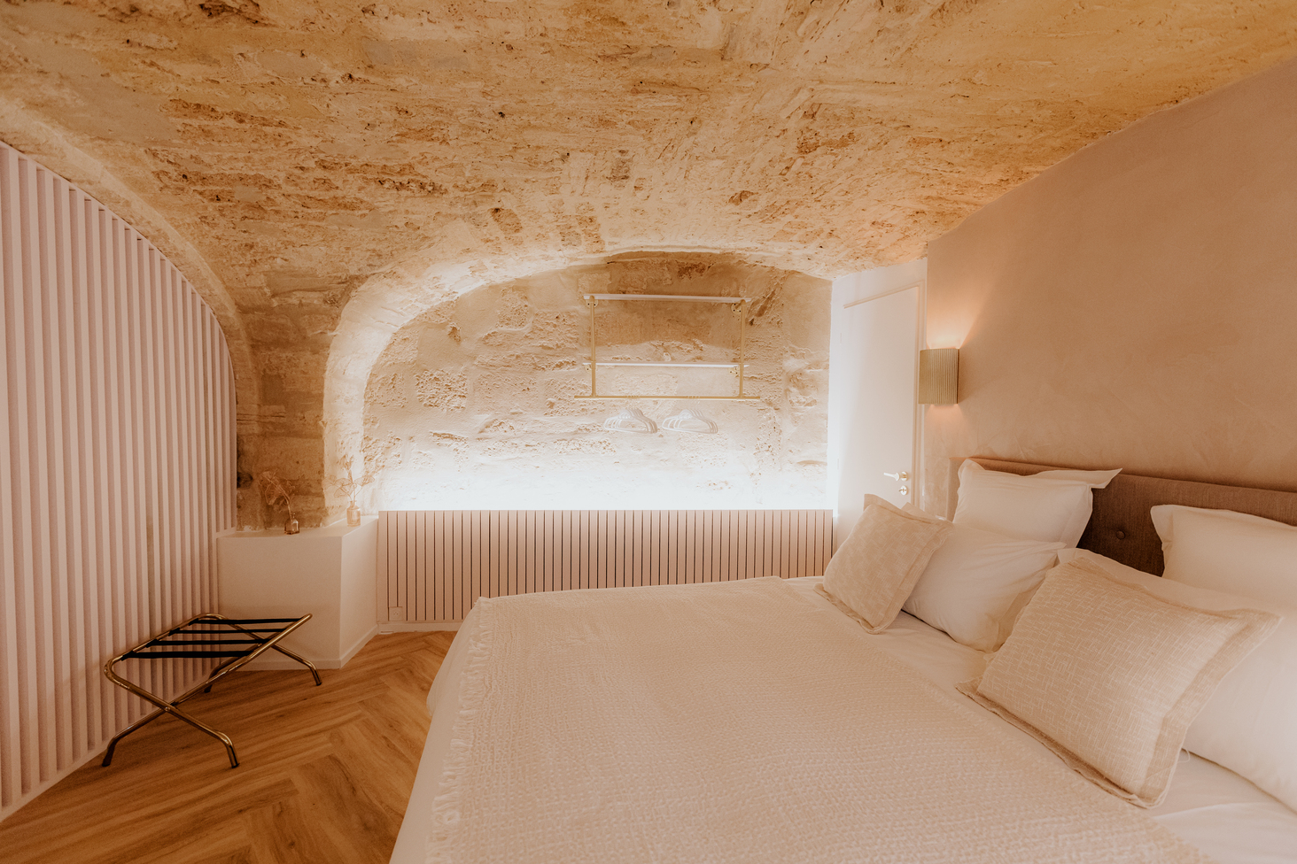 Évasion sensorielle dans une suite de luxe avec spa privatif à Montpellier — vue intérieure