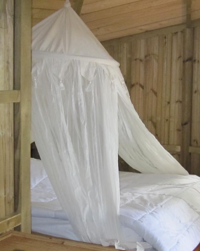 Cabane des Gibbons : une évasion dans les arbres en Nouvelle-Aquitaine à Magné — chambre