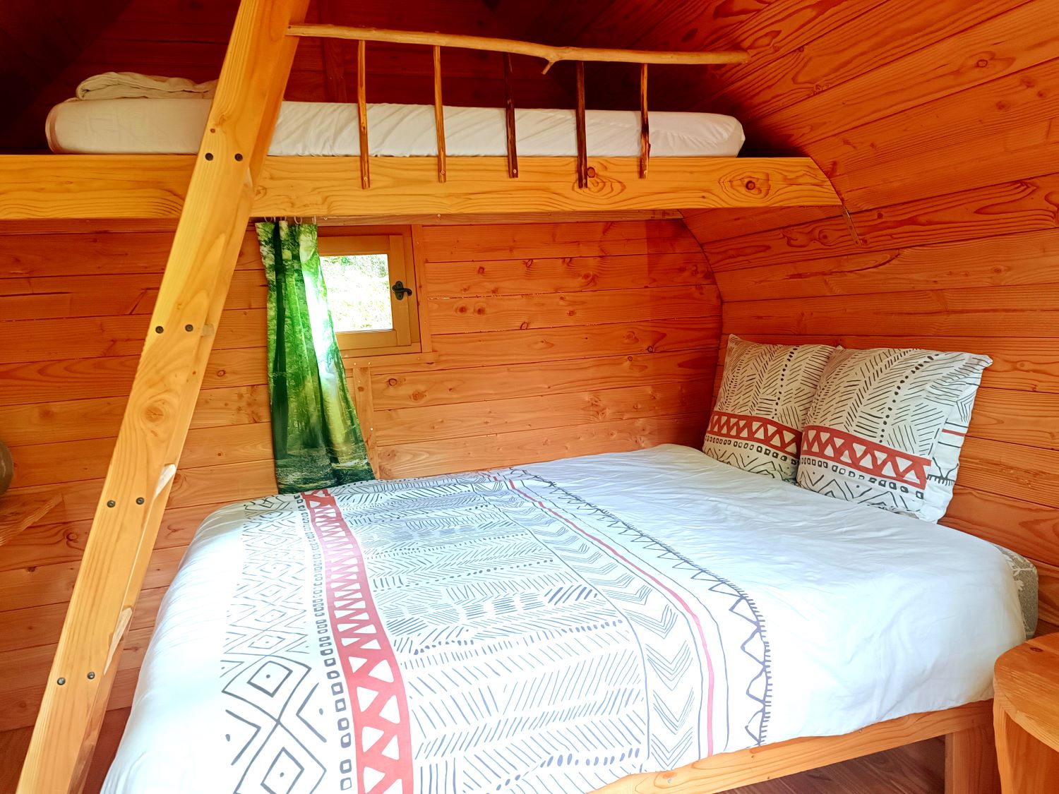 Mini cabane châtaigne Figarette : une évasion en pleine nature à Peyremale — vue intérieure