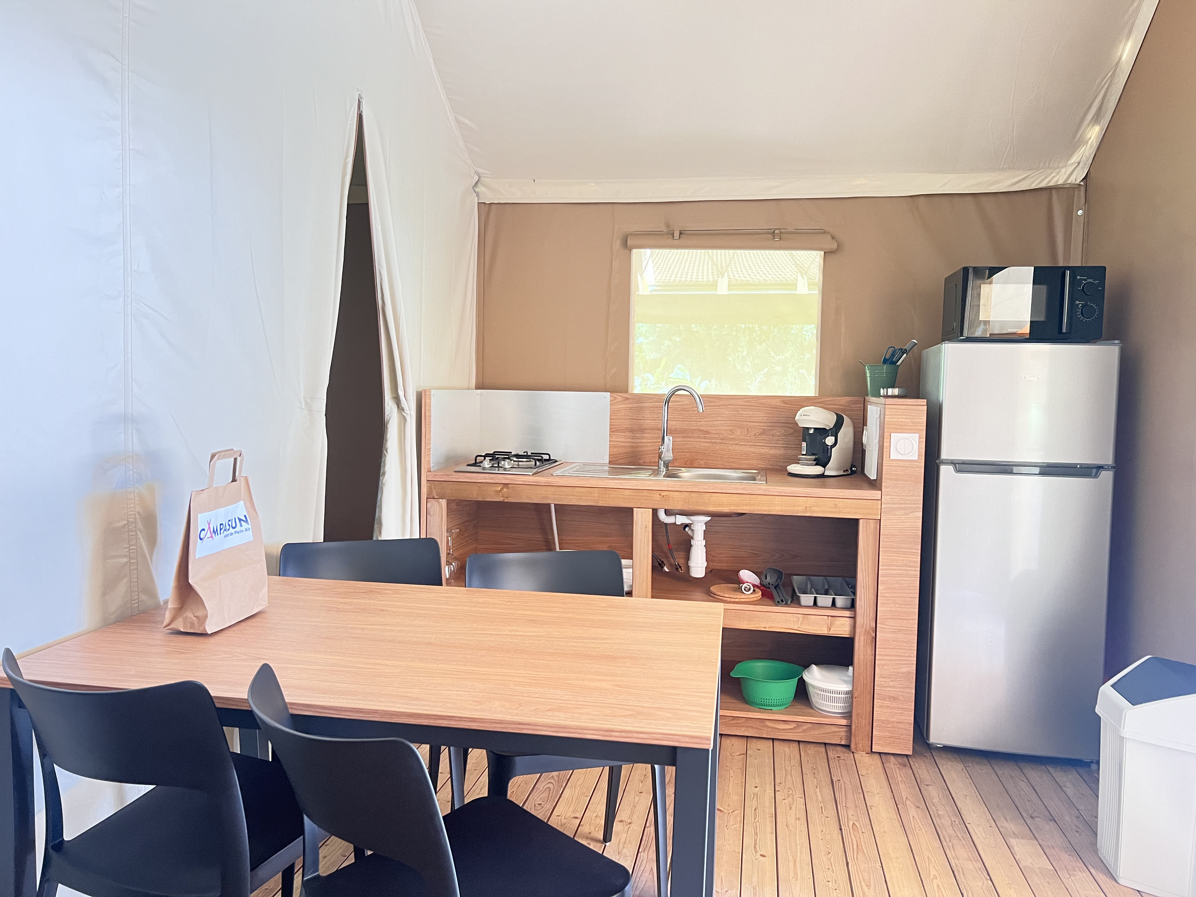 Tente Lodge Safari : une expérience de glamping en pleine nature à Aups — chambre